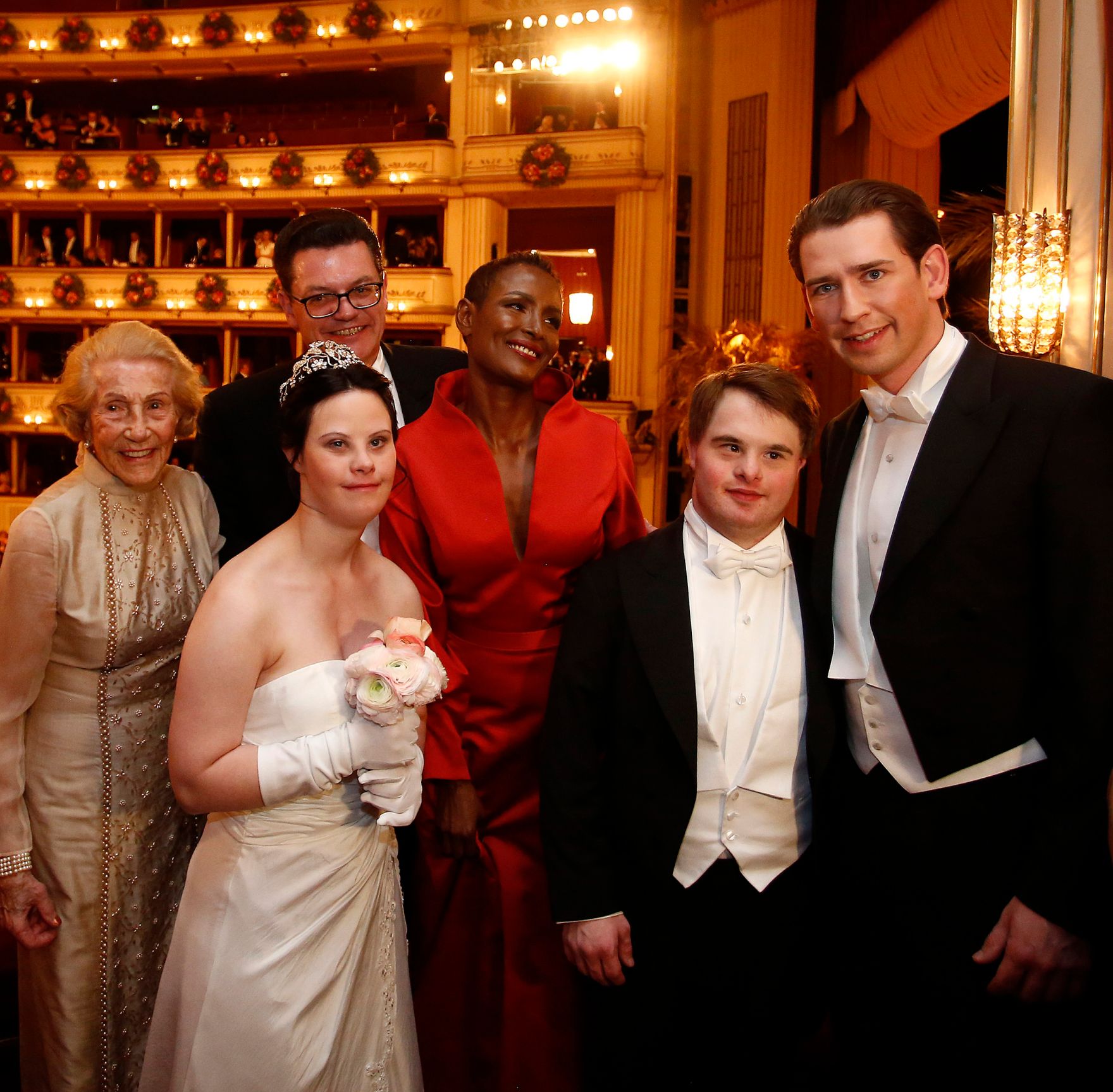 Am 8. Februar 2018 besuchte Bundeskanzler Sebastian Kurz (r.) den Wiener Opernball. Im Bild mit Margarethe Gruber (l.), Menschenrechtsaktivistin und Autorin Waris Dirie (3.v.r.) und dem Deb&uuml;tantenpaar Felix R&ouml;per (2.v.r.) und Swatina Wutha (2.v.l.).