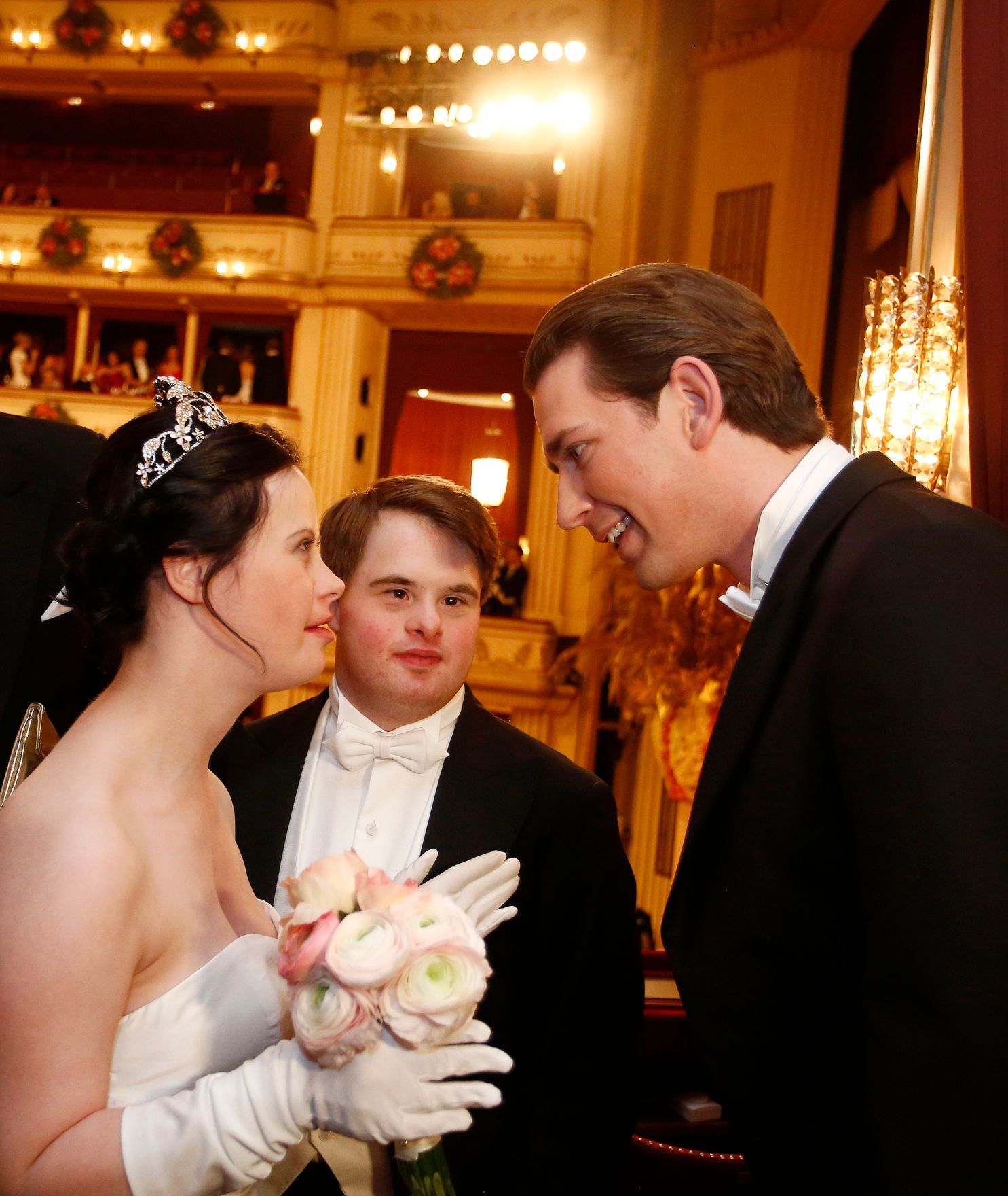 Am 8. Februar 2018 besuchte Bundeskanzler Sebastian Kurz (r.) den Wiener Opernball. Im Bild mit dem Deb&uuml;tantenpaar Felix R&ouml;per (m.) und Swatina Wutha (l.).