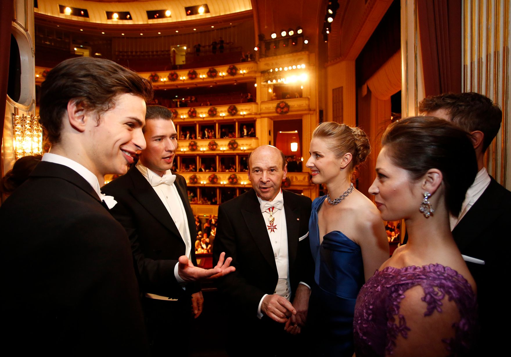 Am 8. Februar 2018 besuchte Bundeskanzler Sebastian Kurz (2.v.l.) den Wiener Opernball. Im Bild mit Bundesminister Gernot Bl&uuml;mel (r.), den ersten Solot&auml;nzerinnen Maria Yakovleva (2.v.r.) und Olga Esina (3.v.r.), Solot&auml;nzer Jakob Feyferlik (l.) sowie Staatsoperndirektor Dominique Meyer (3.v.l.).