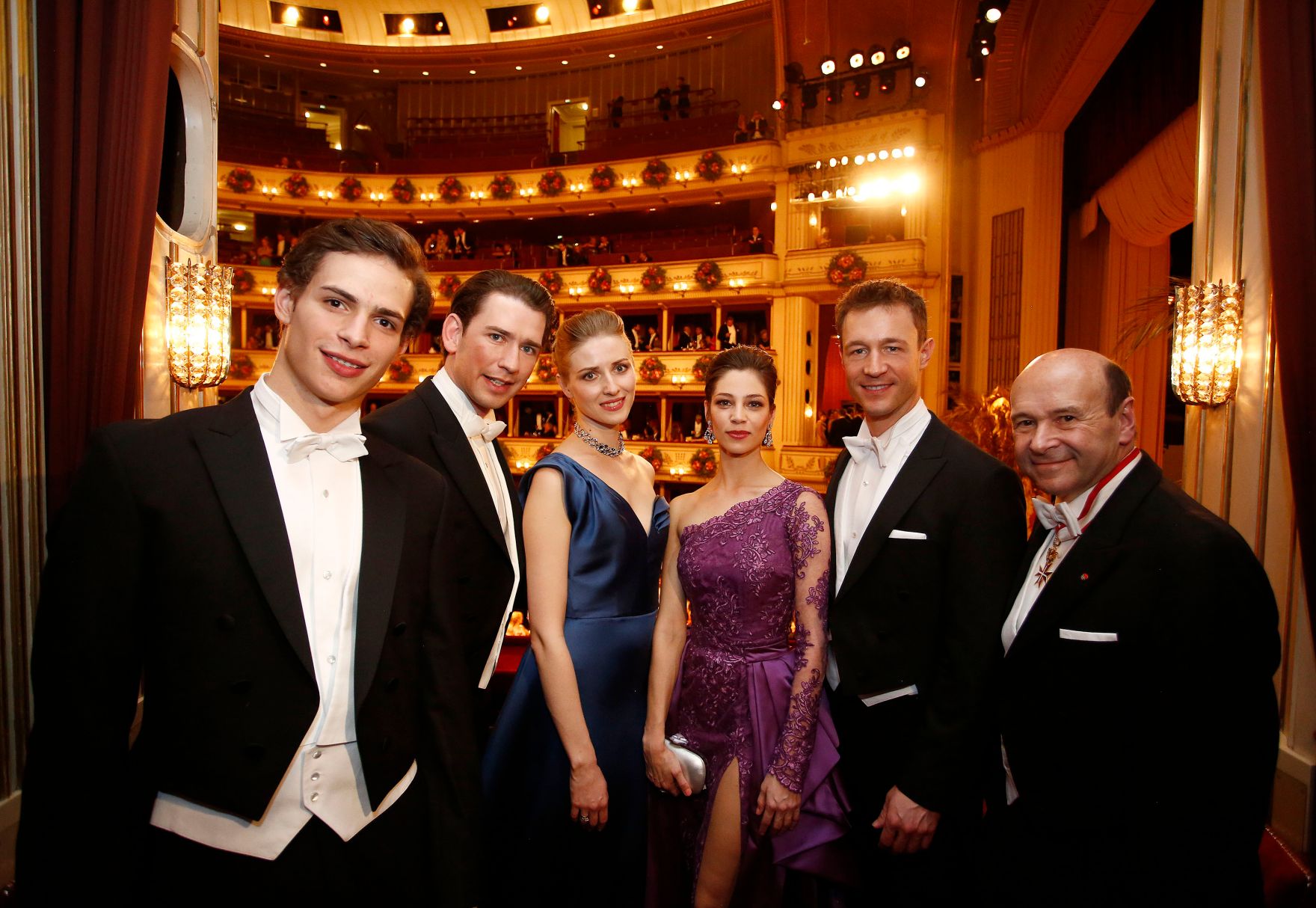 Am 8. Februar 2018 besuchte Bundeskanzler Sebastian Kurz (2.v.l.) den Wiener Opernball. Im Bild mit Bundesminister Gernot Bl&uuml;mel (2.v.r.), den ersten Solot&auml;nzerinnen Maria Yakovleva (3.v.r.) und Olga Esina (3.v.l.), Solot&auml;nzer Jakob Feyferlik (l.) sowie Staatsoperndirektor Dominique Meyer (r.).