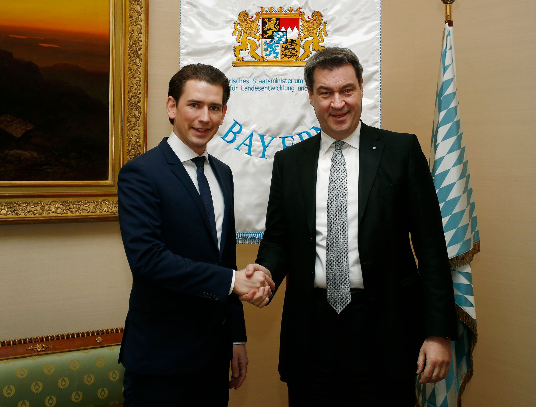 Am 16. Februar 2018 besuchte Bundeskanzler Sebastian Kurz (l.) die M&uuml;nchner Sicherheitskonferenz. Im Bild mit dem bayerischen Staatsminister Markus S&ouml;der (r.).