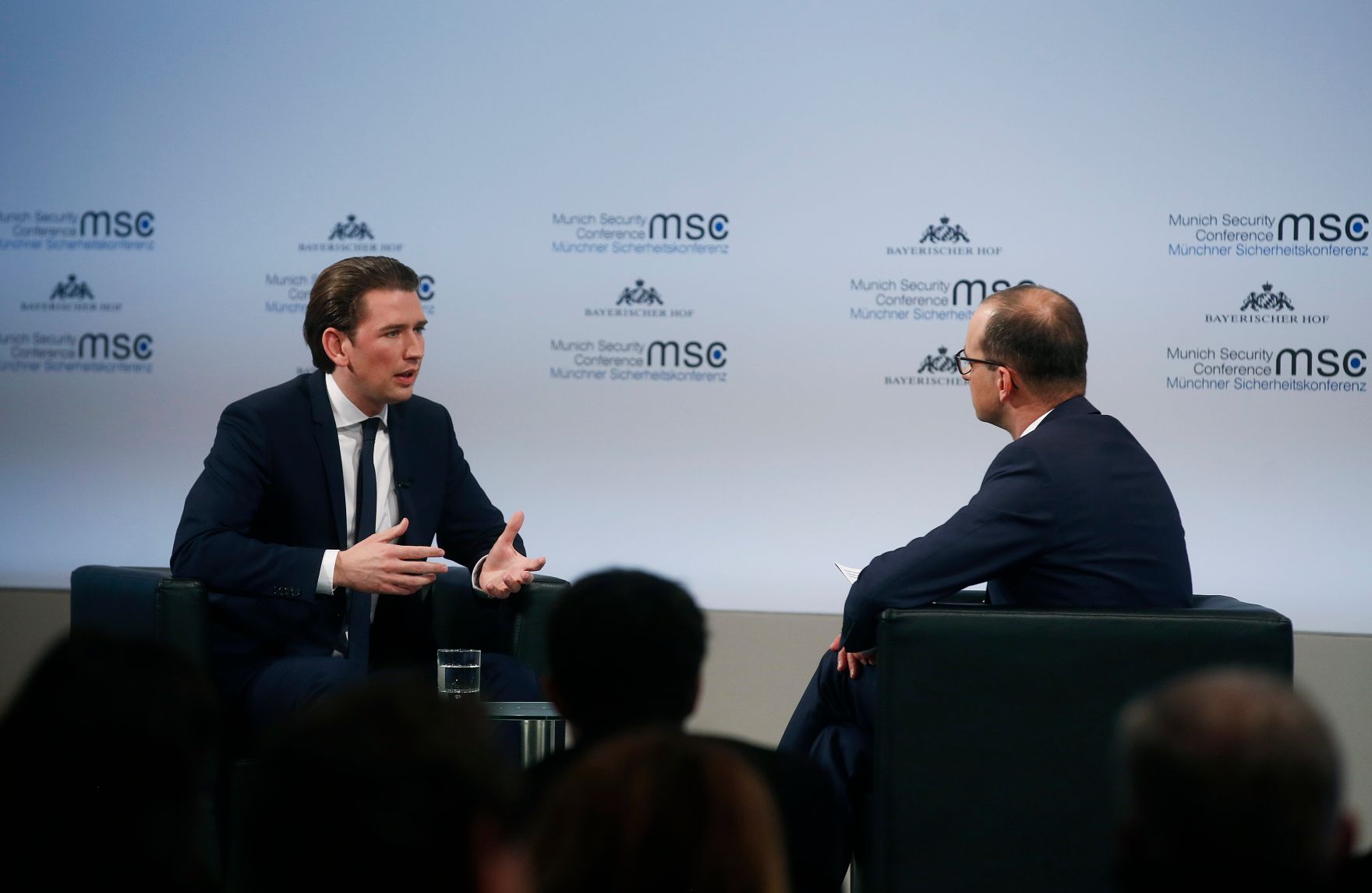 Am 16. Februar 2018 besuchte Bundeskanzler Sebastian Kurz (l.) die M&uuml;nchner Sicherheitskonferenz. Im Bild beim TV Auftritt Bayerische Runde.