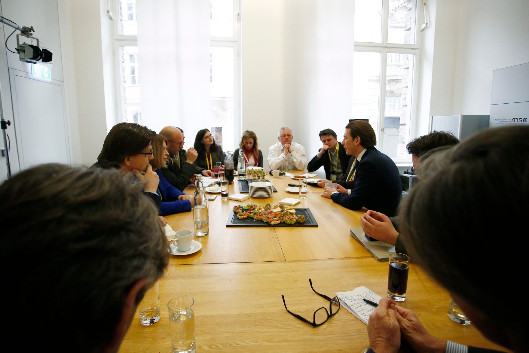 Am 17. Februar 2018 besuchte Bundeskanzler Sebastian Kurz (2.v.r.) die M&uuml;nchner Sicherheitskonferenz. Im Bild mit &Ouml;sterreichischen Journalisten.