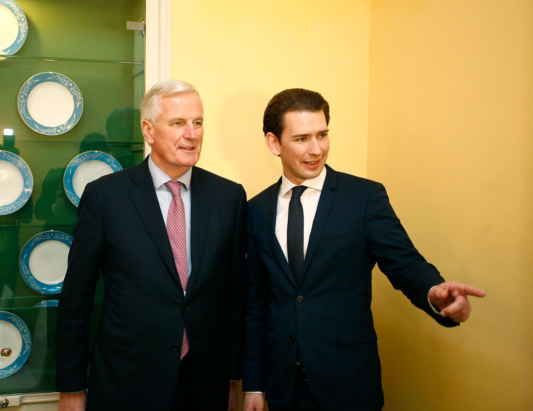 Am 17. Februar 2018 besuchte Bundeskanzler Sebastian Kurz (r.) die M&uuml;nchner Sicherheitskonferenz. Im Bild dem Beauftragten der EU-Kommission f&uuml;r die Austrittsverhandlungen mit dem Vereinigten K&ouml;nigreich Michel Barnier (l.).
