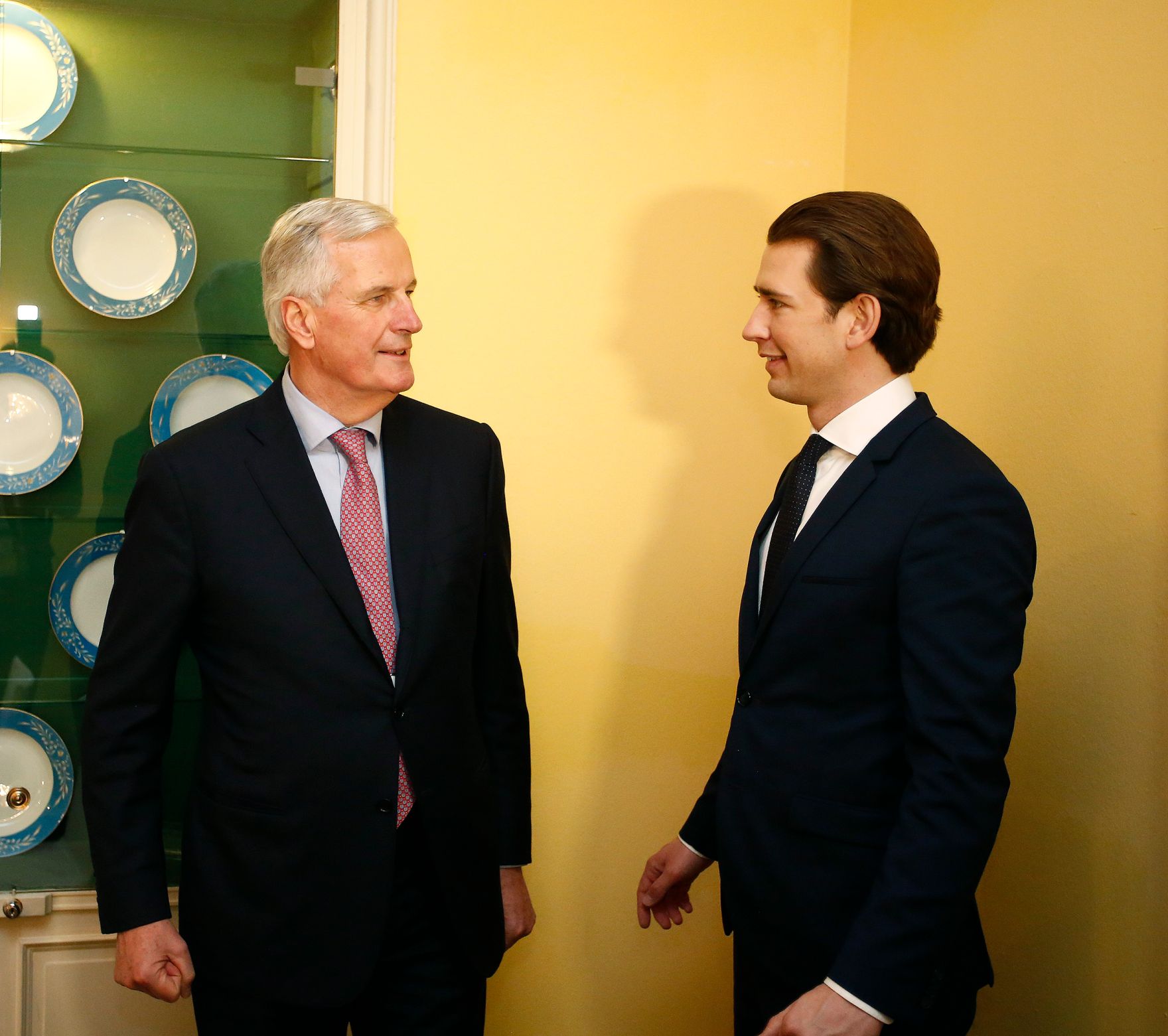 Am 17. Februar 2018 besuchte Bundeskanzler Sebastian Kurz (r.) die M&uuml;nchner Sicherheitskonferenz. Im Bild dem Beauftragten der EU-Kommission f&uuml;r die Austrittsverhandlungen mit dem Vereinigten K&ouml;nigreich Michel Barnier (l.).