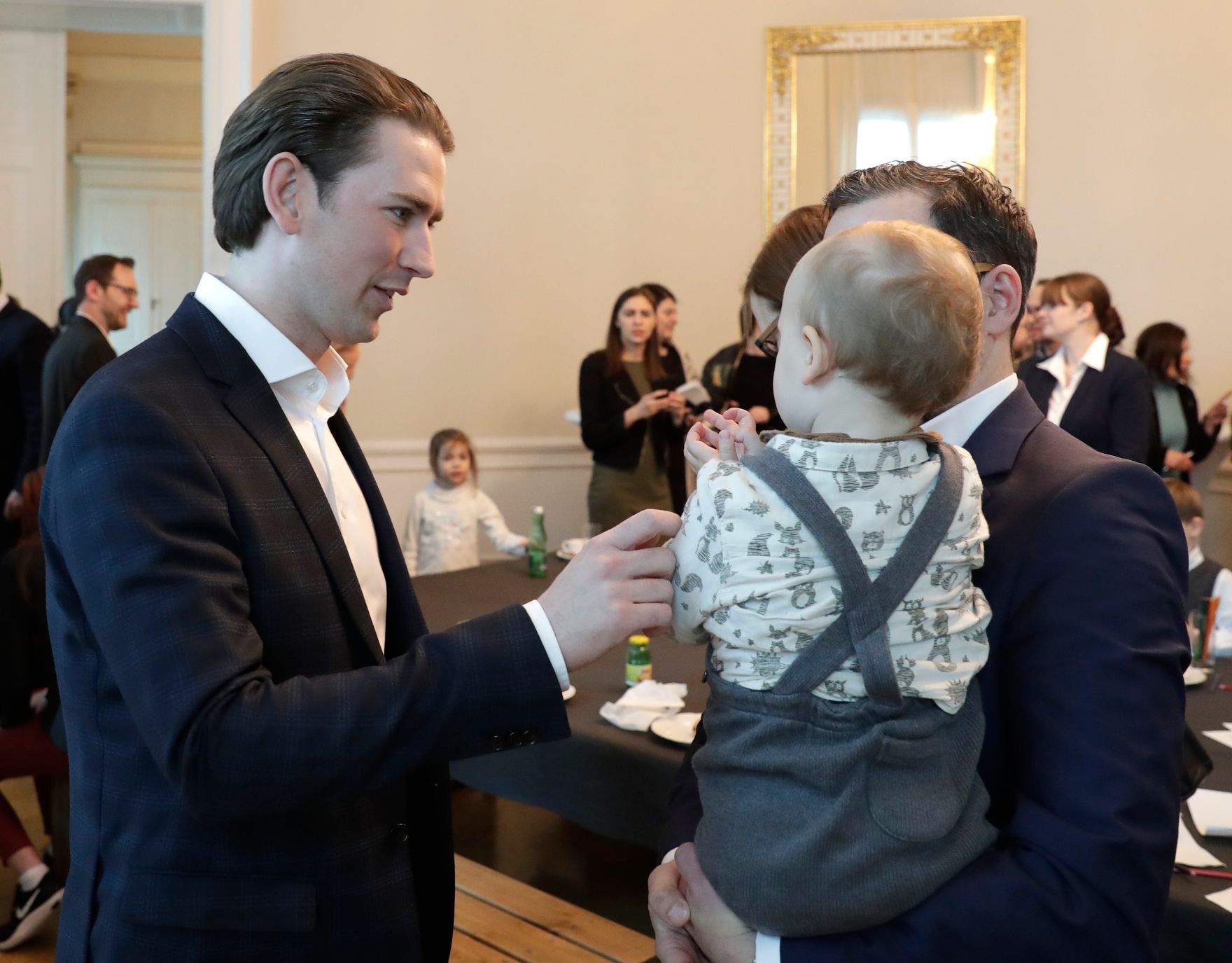 Am 1. M&auml;rz 2018 empfing Bundeskanzler Sebastian Kurz (l.) Familien zum Familienbonusevent.