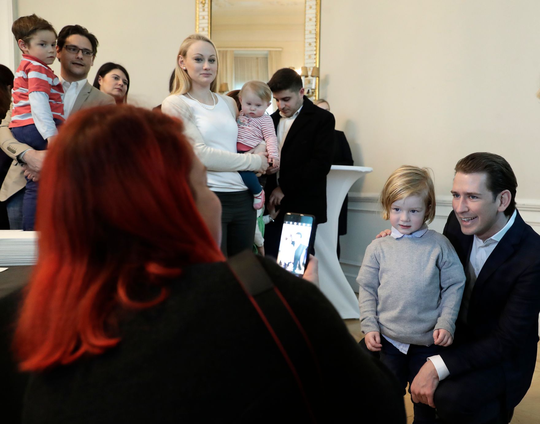 Am 1. M&auml;rz 2018 empfing Bundeskanzler Sebastian Kurz (r.) Familien zum Familienbonusevent.