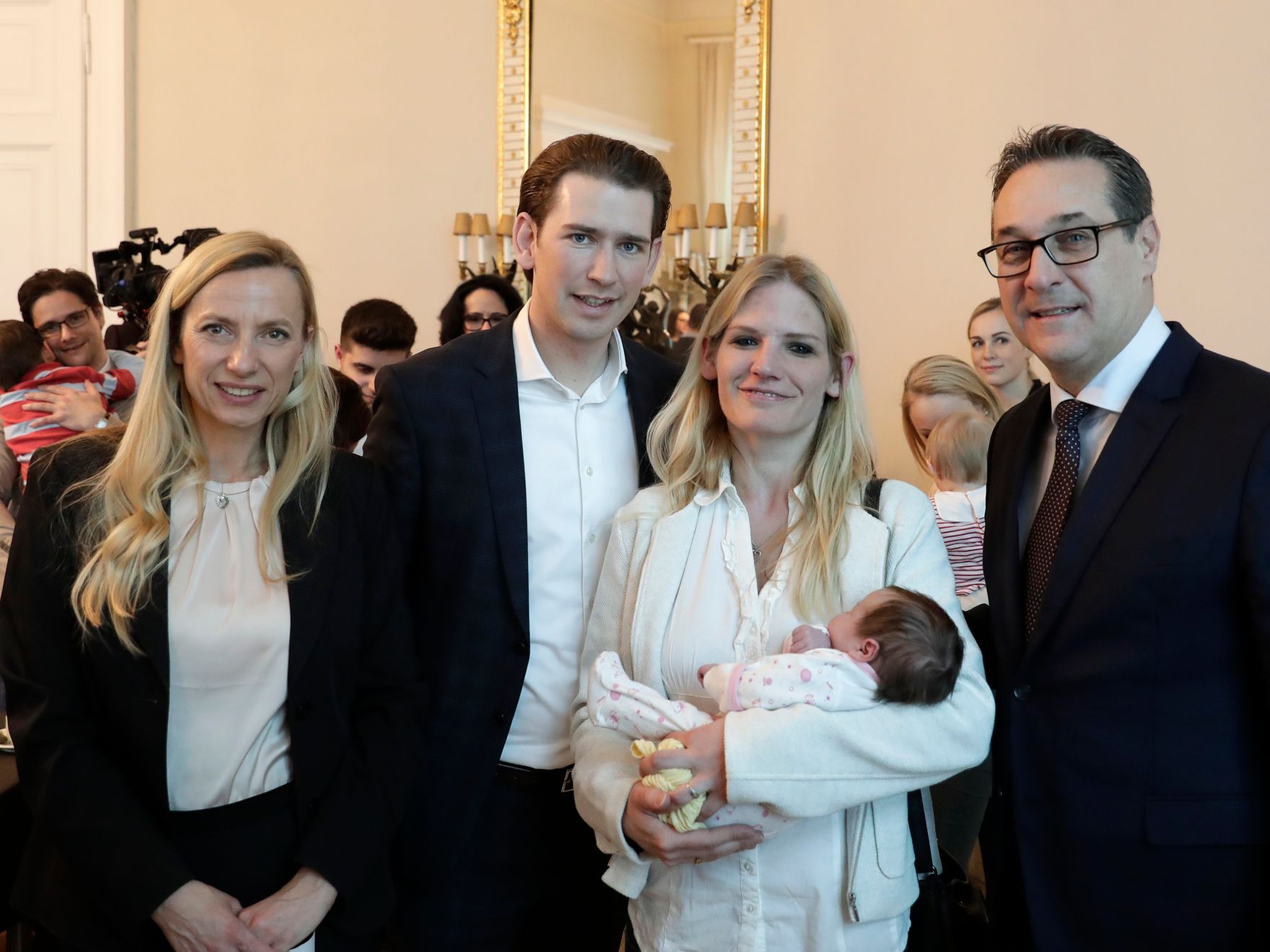 Am 1. M&auml;rz 2018 empfing Bundeskanzler Sebastian Kurz (m.l.) Familien zum Familienbonusevent. Im Bild mit Vizekanzler Heinz-Christian Strache (r.) und Bundesministerin Juliane Bogner-Strau&szlig; (l.).