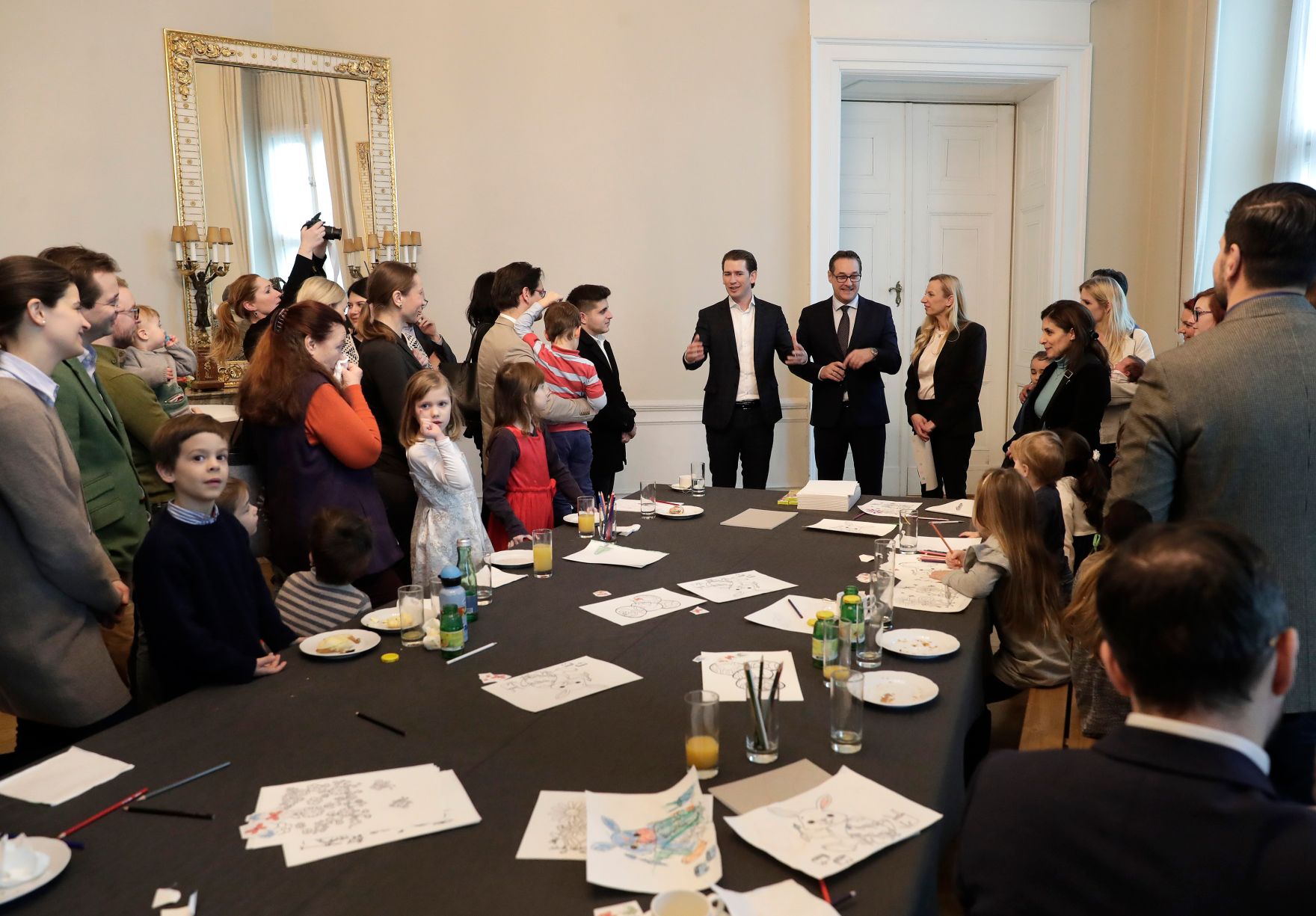 Am 1. M&auml;rz 2018 empfing Bundeskanzler Sebastian Kurz (m.l.) Familien zum Familienbonusevent. Im Bild mit Vizekanzler Heinz-Christian Strache (m.) und Bundesministerin Juliane Bogner-Strau&szlig; (m.r.).
