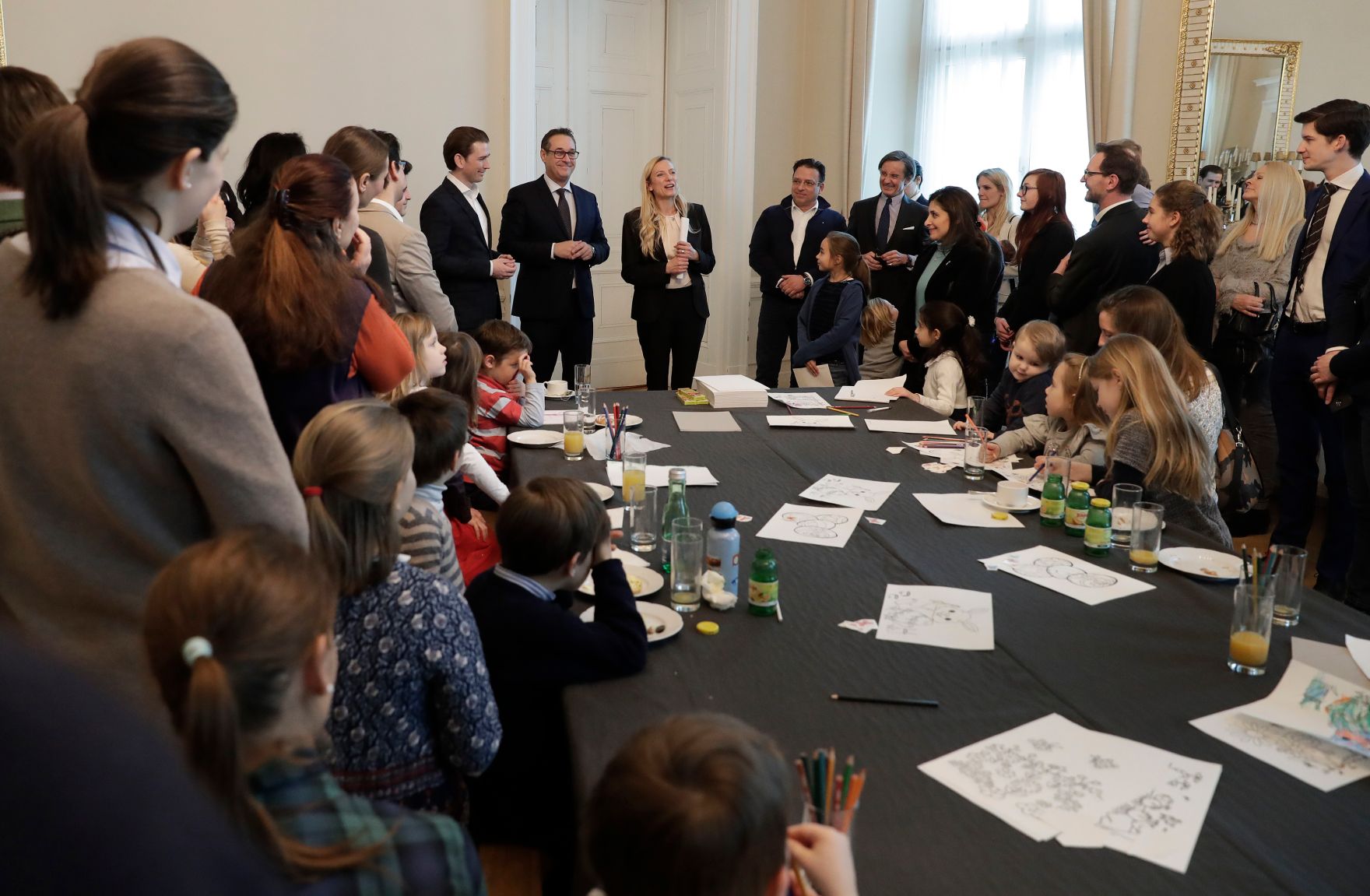 Am 1. M&auml;rz 2018 empfing Bundeskanzler Sebastian Kurz (m.l.) Familien zum Familienbonusevent. Im Bild mit Vizekanzler Heinz-Christian Strache (m.) und Bundesministerin Juliane Bogner-Strau&szlig; (m.r.).