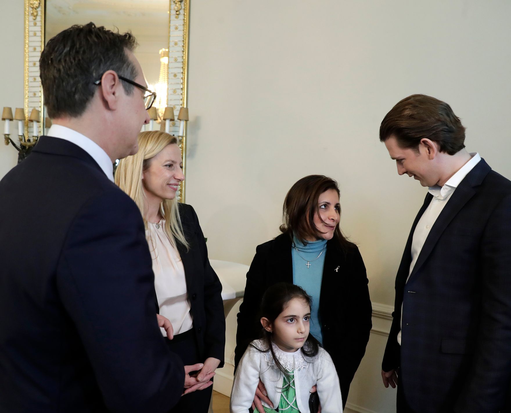 Am 1. M&auml;rz 2018 empfing Bundeskanzler Sebastian Kurz (r.) Familien zum Familienbonusevent. Im Bild mit Vizekanzler Heinz-Christian Strache (l.) und Bundesministerin Juliane Bogner-Strau&szlig; (m.l.).
