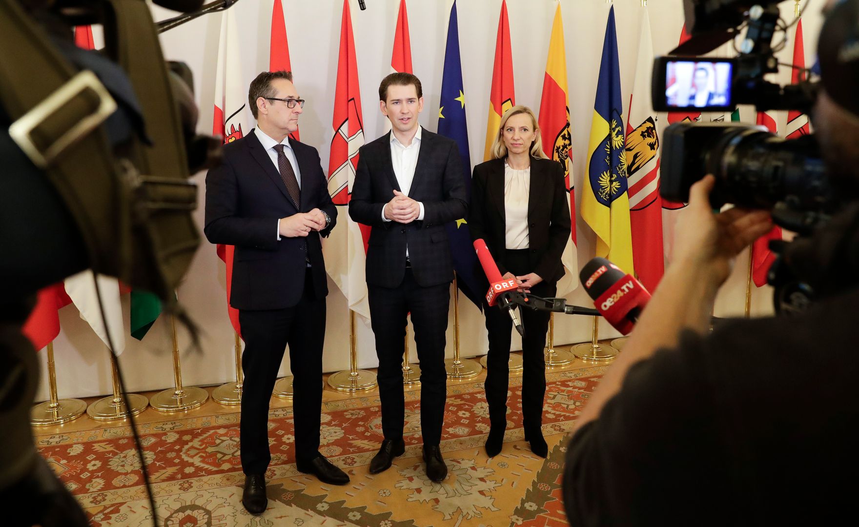 Am 1. M&auml;rz 2018 empfing Bundeskanzler Sebastian Kurz (m.) Familien zum Familienbonusevent. Im Bild mit Vizekanzler Heinz-Christian Strache (l.) und Bundesministerin Juliane Bogner-Strau&szlig; (r.).