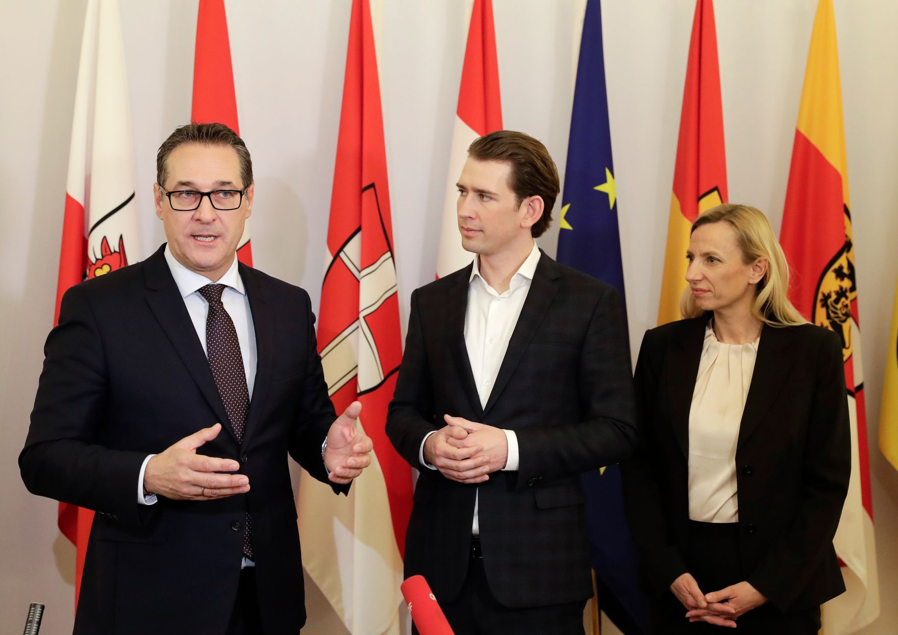 Am 1. M&auml;rz 2018 empfing Bundeskanzler Sebastian Kurz (m.) Familien zum Familienbonusevent. Im Bild mit Vizekanzler Heinz-Christian Strache (l.) und Bundesministerin Juliane Bogner-Strau&szlig; (r.).