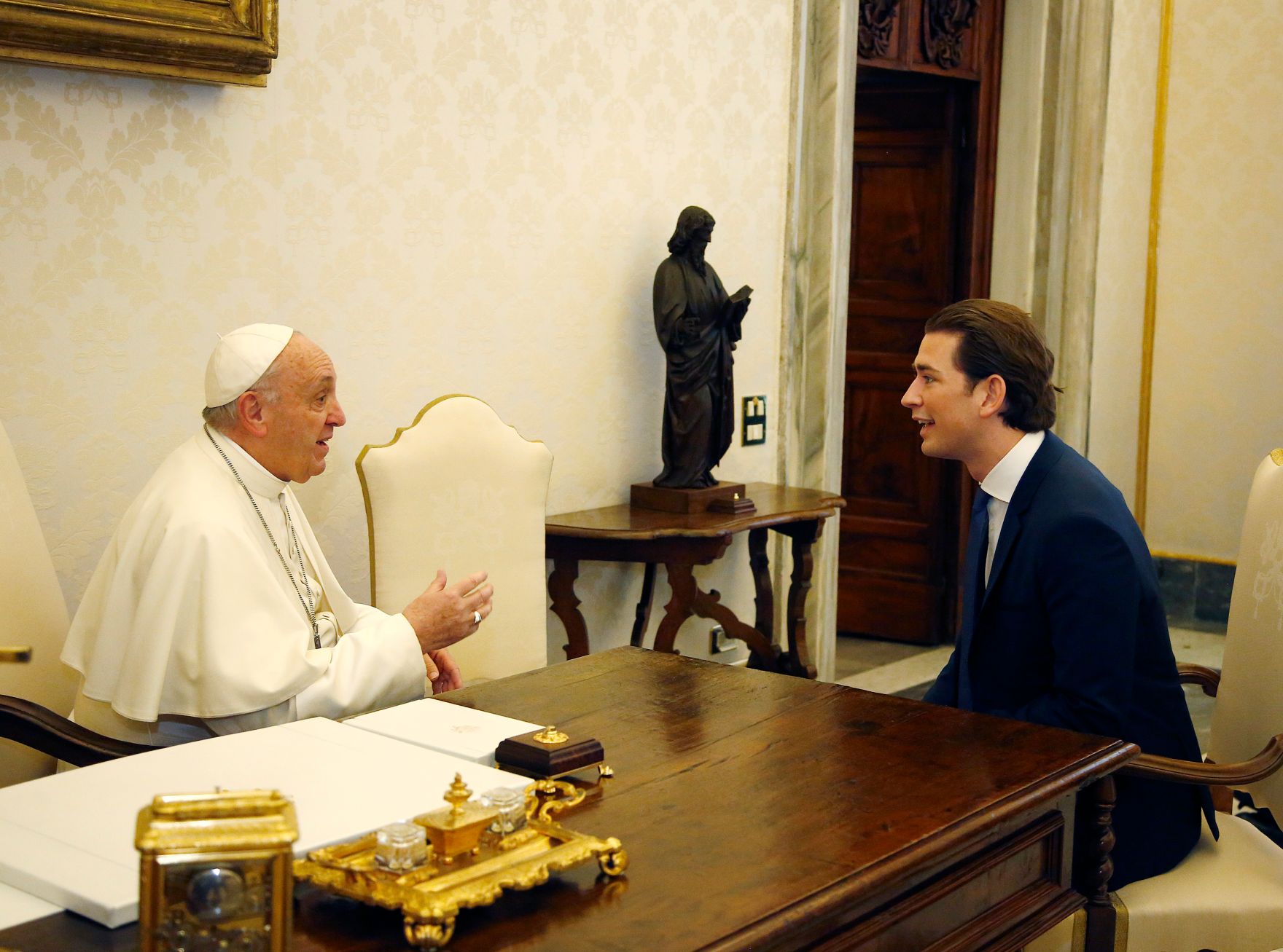 Am 5. M&auml;rz 2018 besuchte Bundeskanzler Sebastian Kurz (r.) Papst Franziskus (l.) zu einem Arbeitsgespr&auml;ch im Vatikan.