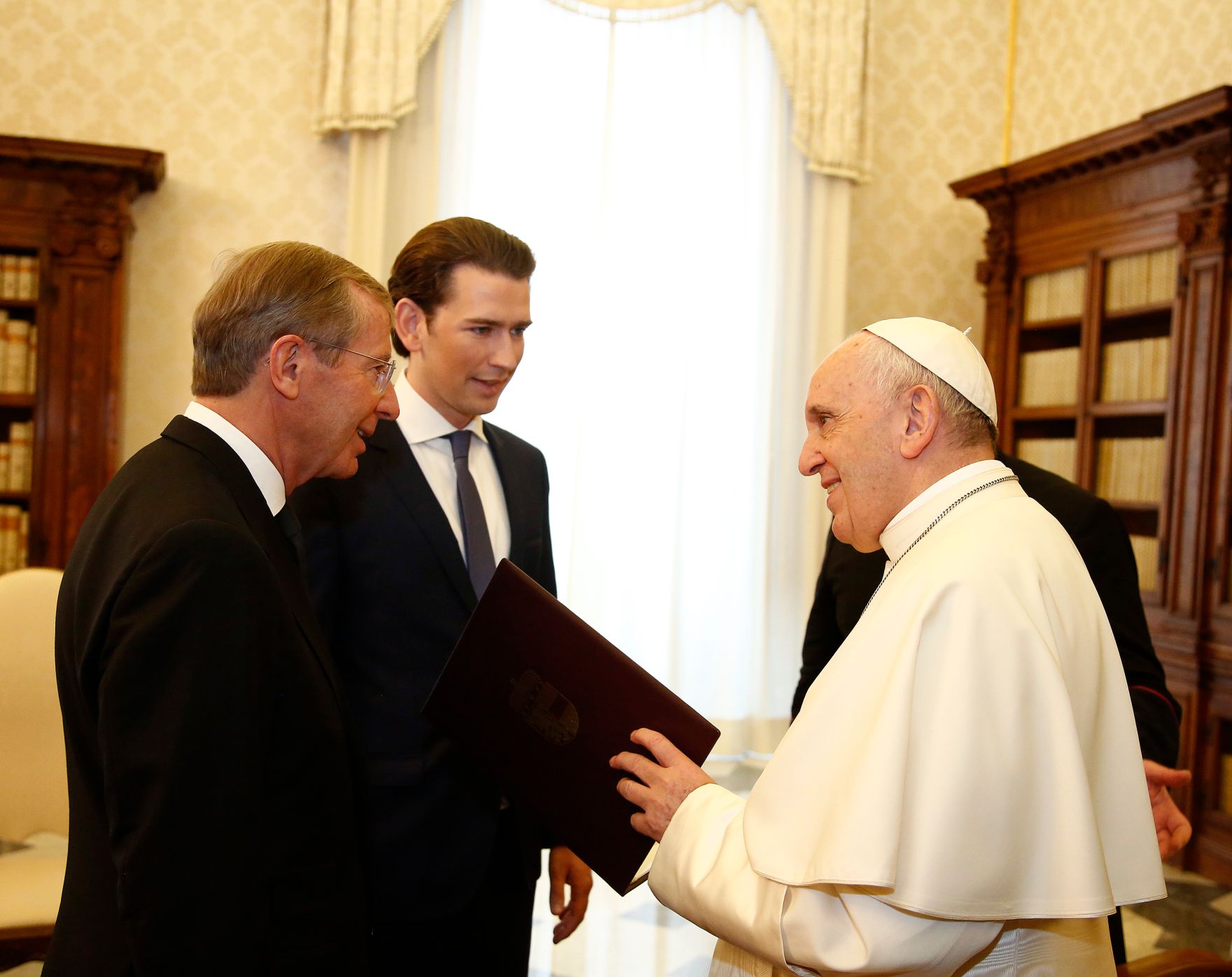 Am 5. M&auml;rz 2018 besuchte Bundeskanzler Sebastian Kurz (m.) Papst Franziskus (r.) zu einem Arbeitsgespr&auml;ch im Vatikan. Im Bild mit dem Landeshauptmann von Salzburg Wilfried Haslauer (l.).