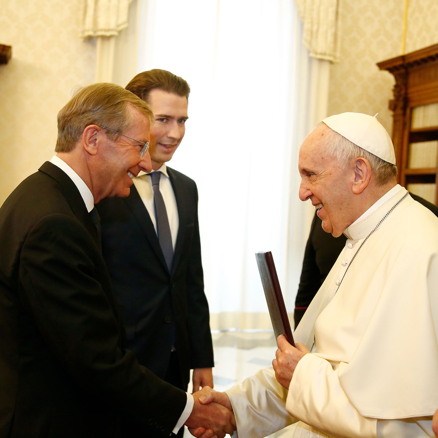 Am 5. M&auml;rz 2018 besuchte Bundeskanzler Sebastian Kurz (m.) Papst Franziskus (r.) zu einem Arbeitsgespr&auml;ch im Vatikan. Im Bild mit dem Landeshauptmann von Salzburg Wilfried Haslauer (l.).