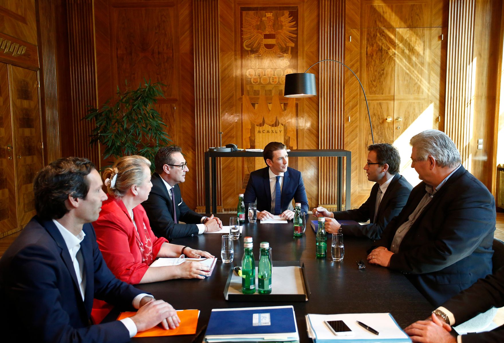 Am 18. April 2018 empfing Bundeskanzler Sebastian Kurz (m.) die AMS-Vorst&auml;nde Herbert Buchinger (2.v.r.) und Johannes Kopf (3.v.r.). Im Bild mit Vizekanzler Heinz-Christian Strache (3.v.l.) und Bundesministerin Beate Hartinger-Klein (2.v.l.).