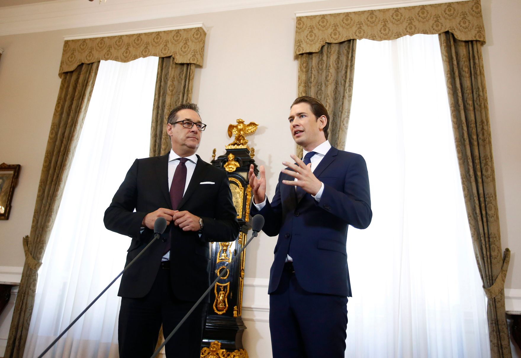 Am 18. April 2018 empfing Bundeskanzler Sebastian Kurz (r.) die AMS-Vorst&auml;nde Herbert Buchinger und Johannes Kopf. Im Bild mit Vizekanzler Heinz-Christian Strache (l.) bei der Pressekonferenz.