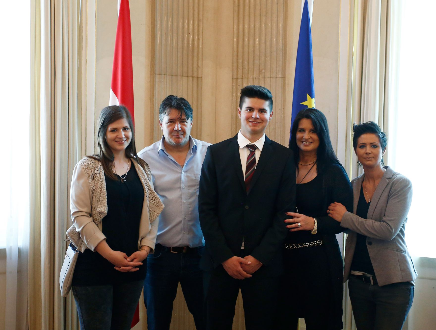 Am 19. April 2018 &uuml;berreichte Bundeskanzler Sebastian Kurz die goldene Medaille f&uuml;r Verdienste um die Republik &Ouml;sterreich an Kevin Hiden (m.).