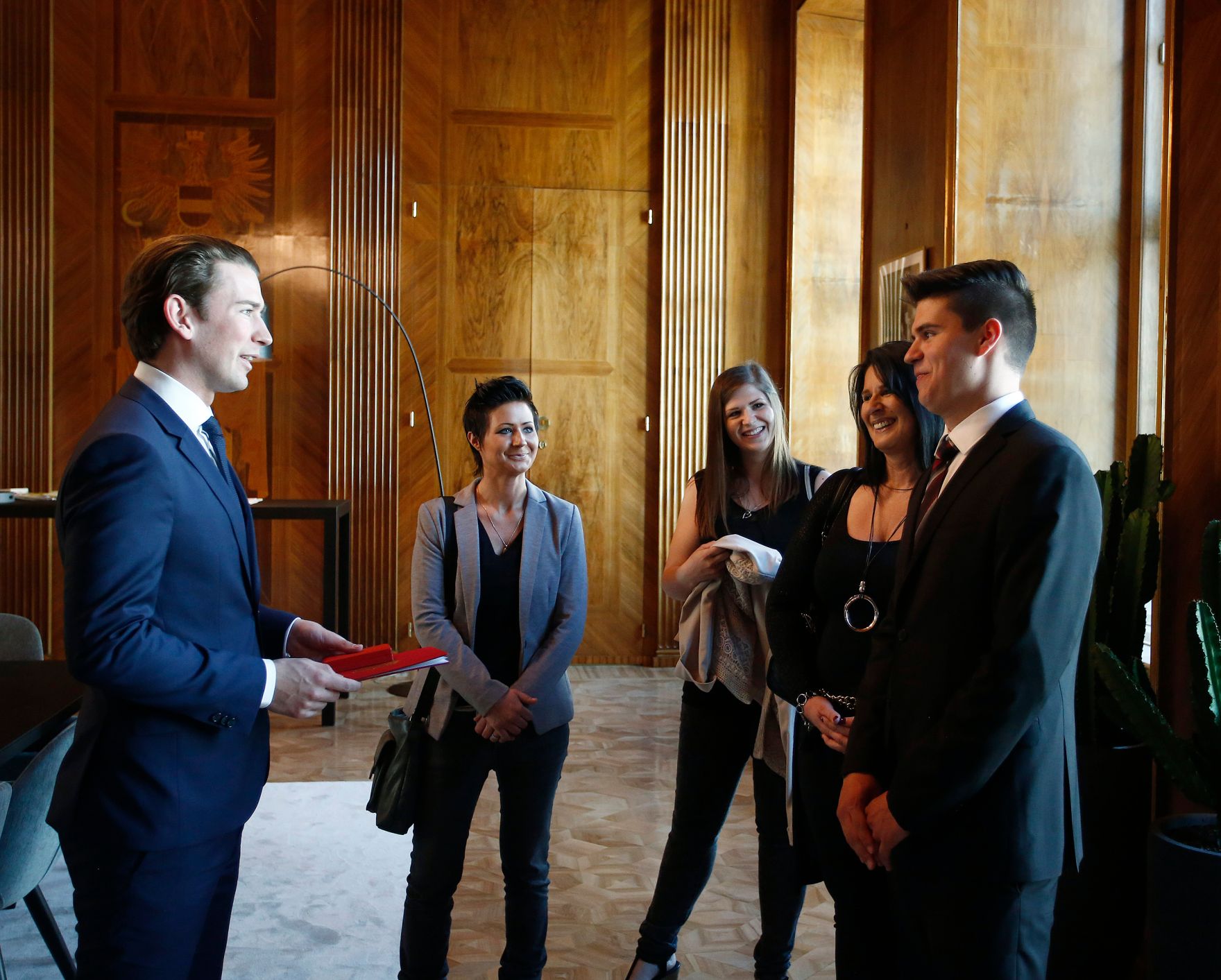 Am 19. April 2018 &uuml;berreichte Bundeskanzler Sebastian Kurz (l.) die goldene Medaille f&uuml;r Verdienste um die Republik &Ouml;sterreich an Kevin Hiden (r.).