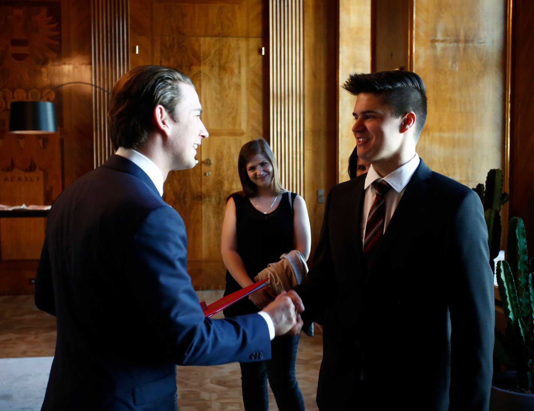 Am 19. April 2018 &uuml;berreichte Bundeskanzler Sebastian Kurz (l.) die goldene Medaille f&uuml;r Verdienste um die Republik &Ouml;sterreich an Kevin Hiden (r).
