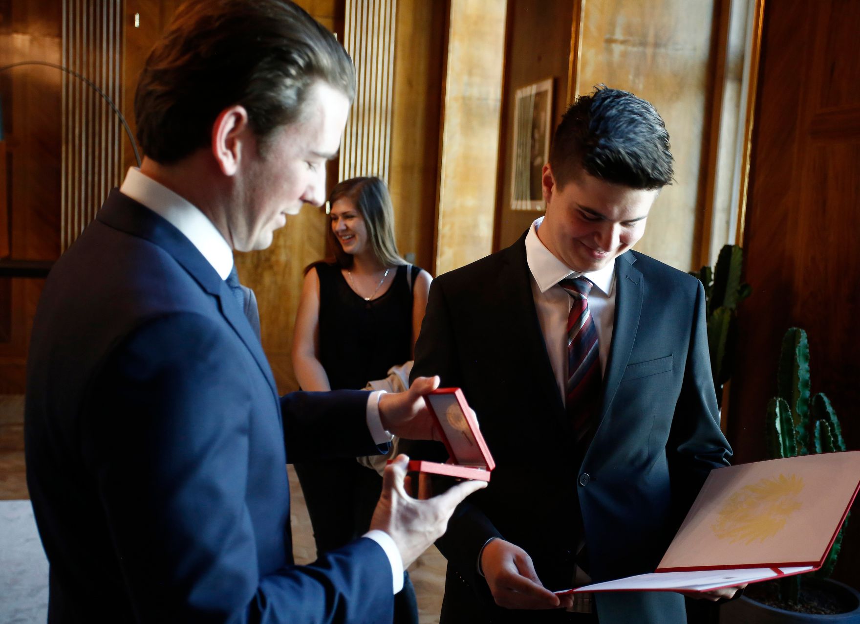 Am 19. April 2018 &uuml;berreichte Bundeskanzler Sebastian Kurz (l.) die goldene Medaille f&uuml;r Verdienste um die Republik &Ouml;sterreich an Kevin Hiden (r.).