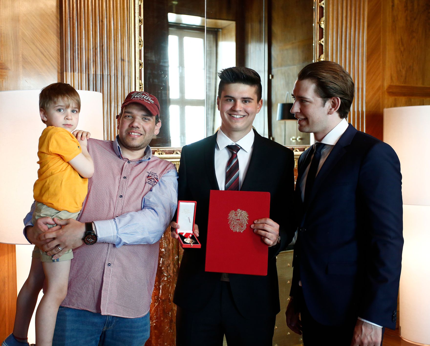 Am 19. April 2018 &uuml;berreichte Bundeskanzler Sebastian Kurz (r.) die goldene Medaille f&uuml;r Verdienste um die Republik &Ouml;sterreich an Kevin Hiden (2.v.r.).