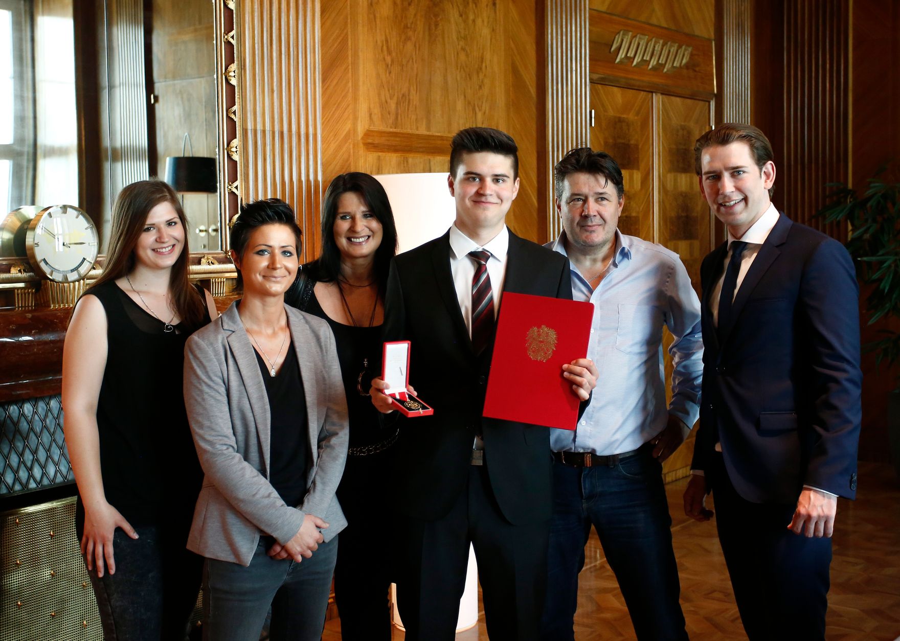 Am 19. April 2018 &uuml;berreichte Bundeskanzler Sebastian Kurz (r.) die goldene Medaille f&uuml;r Verdienste um die Republik &Ouml;sterreich an Kevin Hiden (3.v.r.).