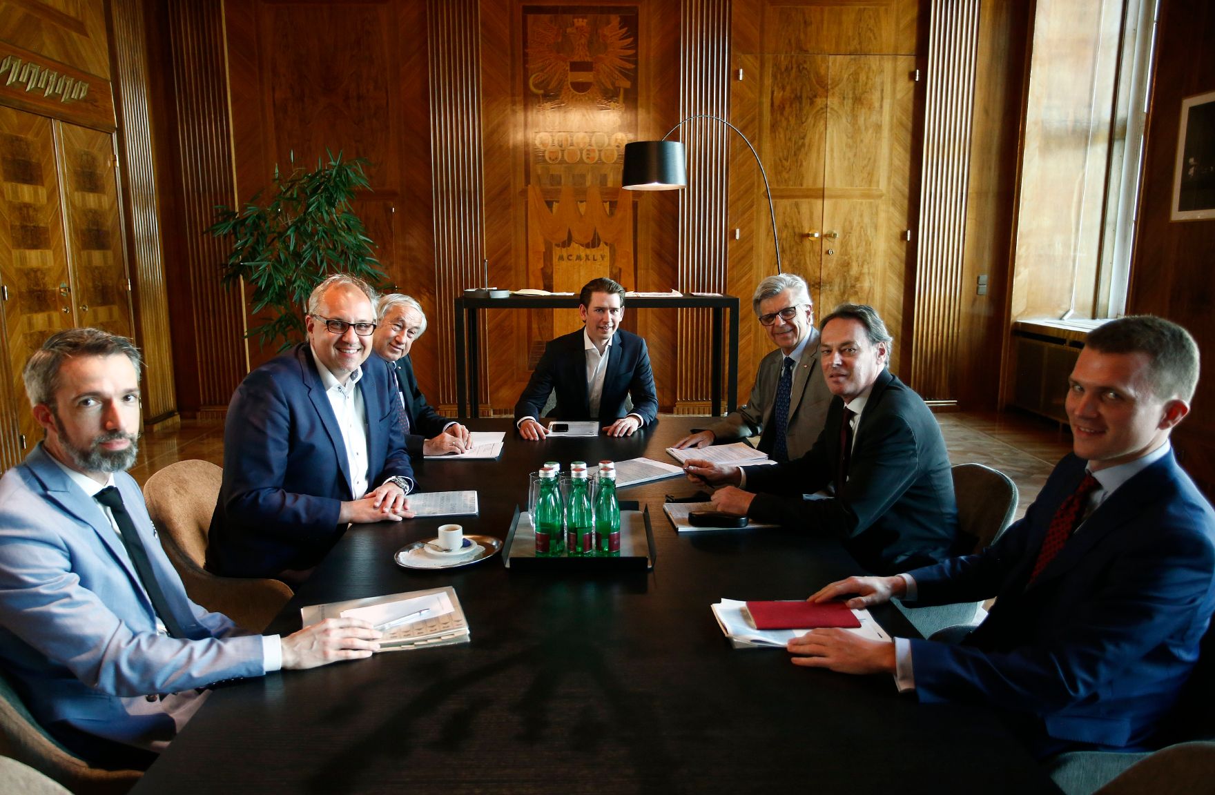 Am 23. April 2018 empfing Bundeskanzler Sebastian Kurz (m.) die Spitzen des &Ouml;sterreichischen Roten Kreuzes. Im Bild mit Rotkreuz-Pr&auml;sident Gerald Sch&ouml;pfer (3.v.l.), Generalsekret&auml;r Werner Kerschbaum (3.v.r.) und stellvertretenden Generalsekret&auml;r Michael Opriesnig (2.v.r.).