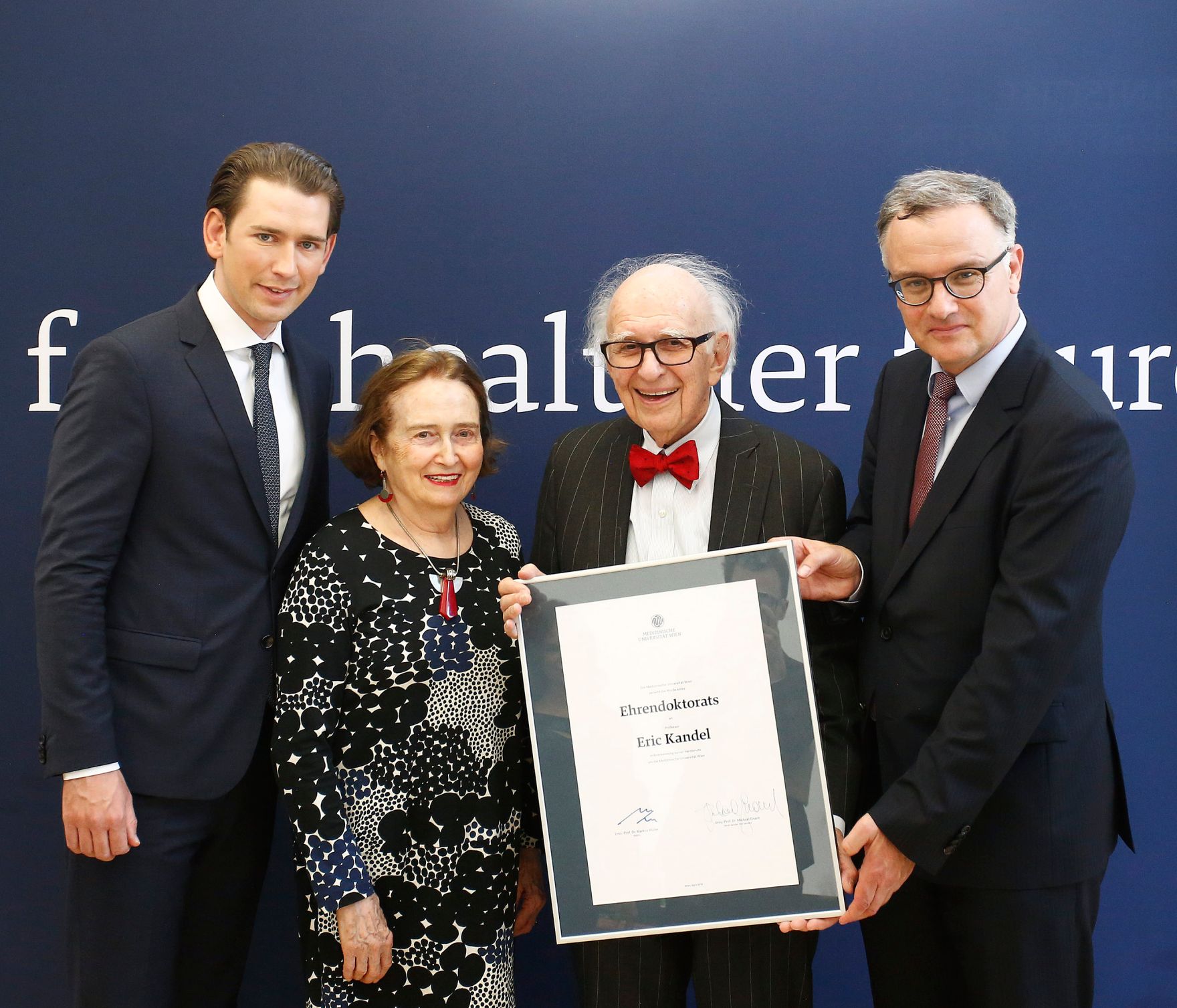 Am 24. April 2018 wurde dem Nobelpreistr&auml;ger Eric Kandel (2.v.r.) das Ehrendoktorat der Medizinischen Universit&auml;t Wien verliehen. Im Bild mit Bundeskanzler Sebastian Kurz (l.) und dem Rektor der Medizinischen Universit&auml;t Wien Markus M&uuml;ller (r.).