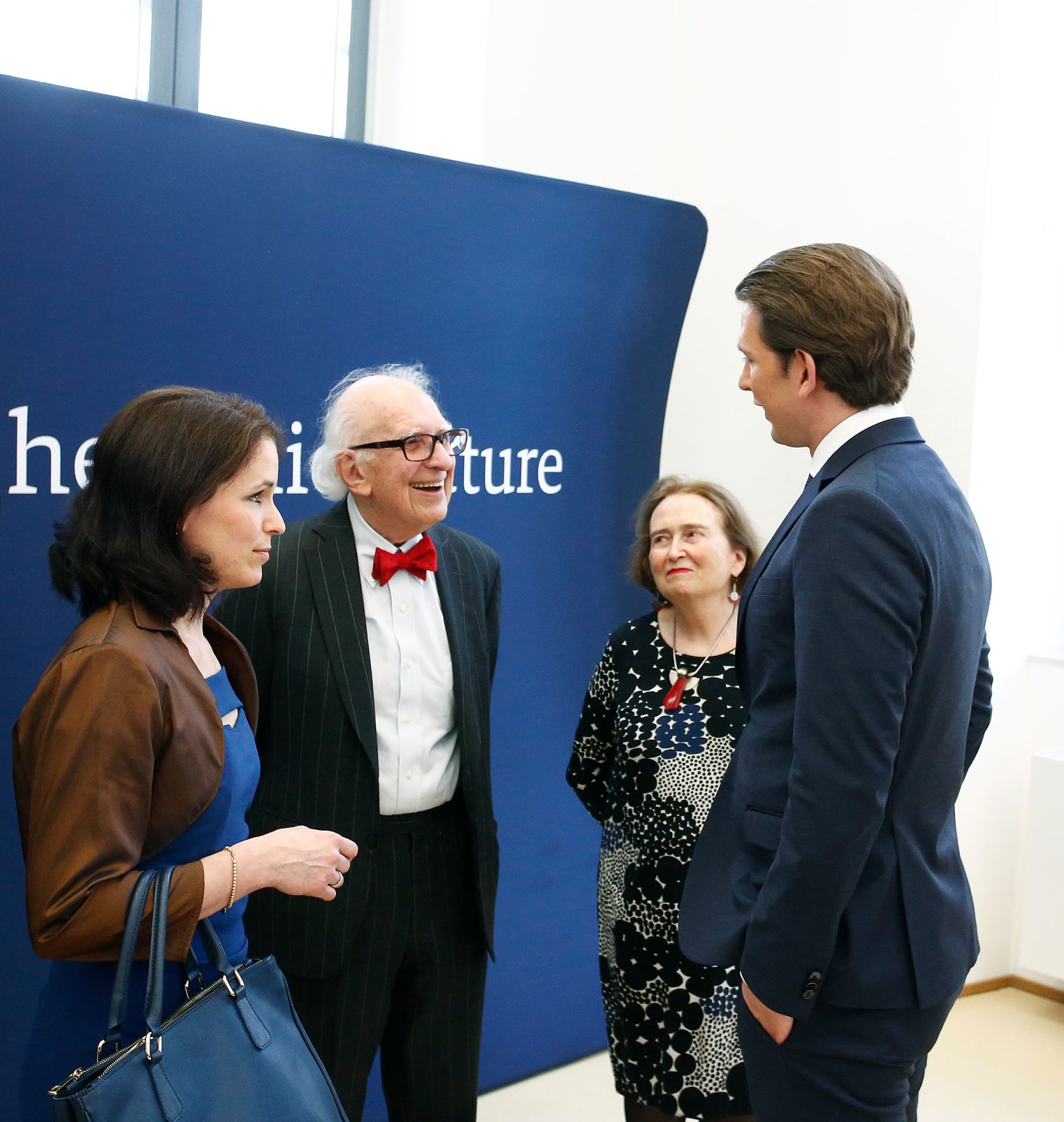 Am 24. April 2018 wurde dem Nobelpreistr&auml;ger Eric Kandel (2.v.l.) das Ehrendoktorat der Medizinischen Universit&auml;t Wien verliehen. Im Bild mit Bundeskanzler Sebastian Kurz (r.).