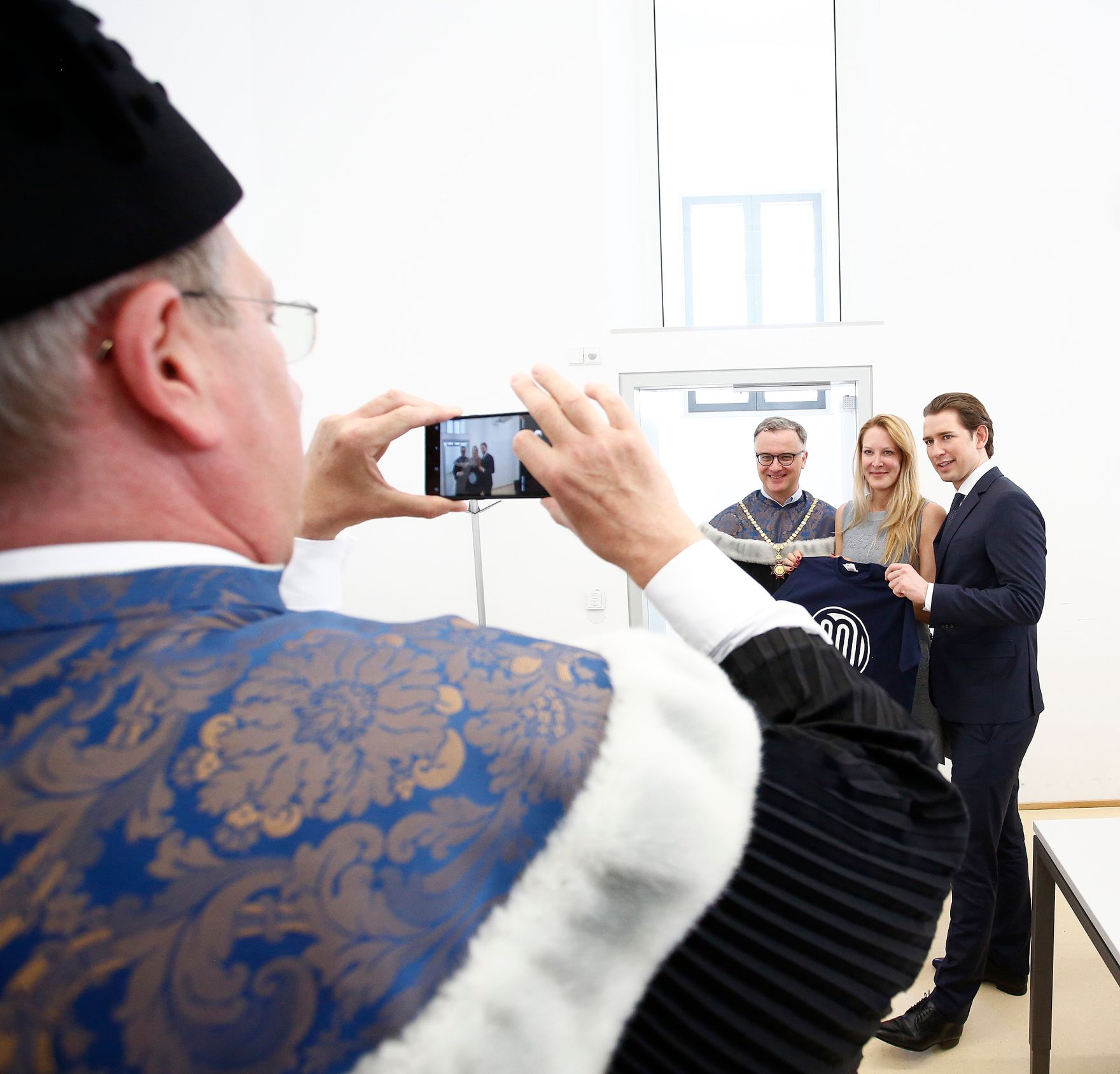 Am 24. April 2018 wurde dem Nobelpreistr&auml;ger Eric Kandel das Ehrendoktorat der Medizinischen Universit&auml;t Wien verliehen. Im Bild Bundeskanzler Sebastian Kurz (r.).