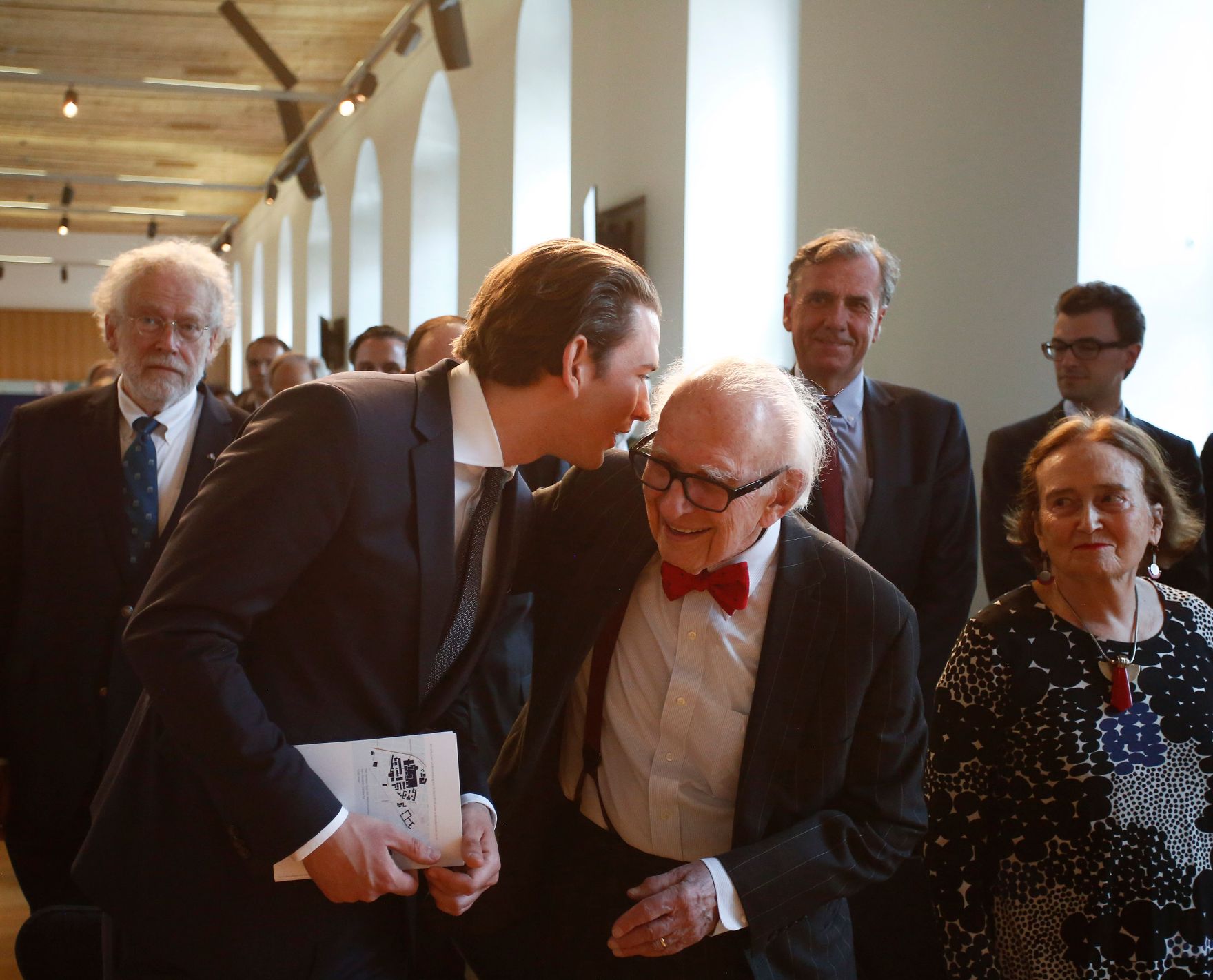 Am 24. April 2018 wurde dem Nobelpreistr&auml;ger Eric Kandel (m.) das Ehrendoktorat der Medizinischen Universit&auml;t Wien verliehen. Im Bild mit Bundeskanzler Sebastian Kurz (l.).