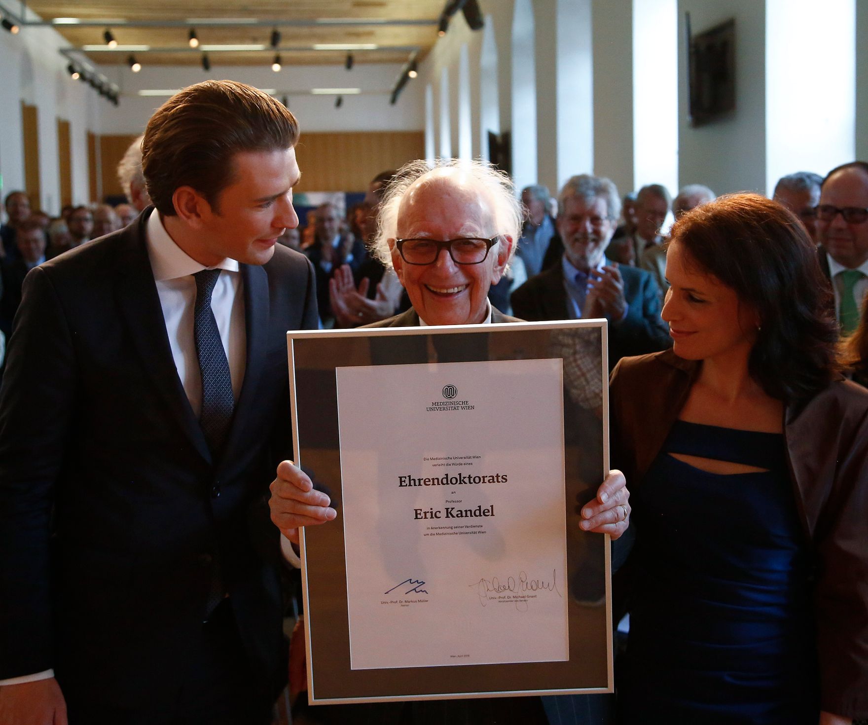 Am 24. April 2018 wurde dem Nobelpreistr&auml;ger Eric Kandel (m.) das Ehrendoktorat der Medizinischen Universit&auml;t Wien verliehen. Im Bild mit Bundeskanzler Sebastian Kurz (l.).