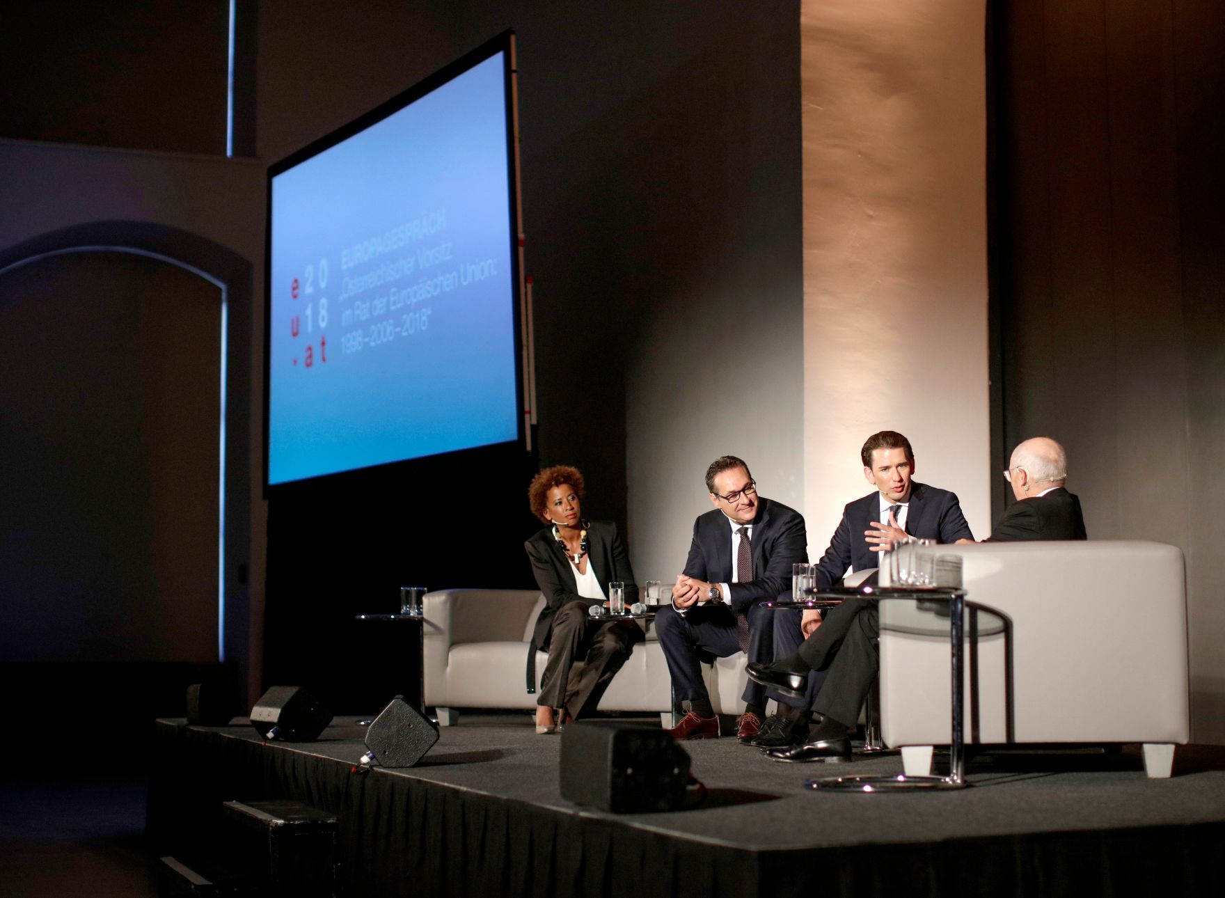 Am 9. Mai 2018 fand in der Akademie der Wissenschaften ein Gespr&auml;ch zu den vergangenen EU-Ratsvorsitzen und zum EU-Ratsvorsitz 2018 statt. Im Bild Bundeskanzler Sebastian Kurz (2.v.r.), Vizekanzler Heinz-Christian Strache (2.v.l.), die Moderatorin Arabella Kiesbauer (l.) und der Moderator Stefan Aust (r.).