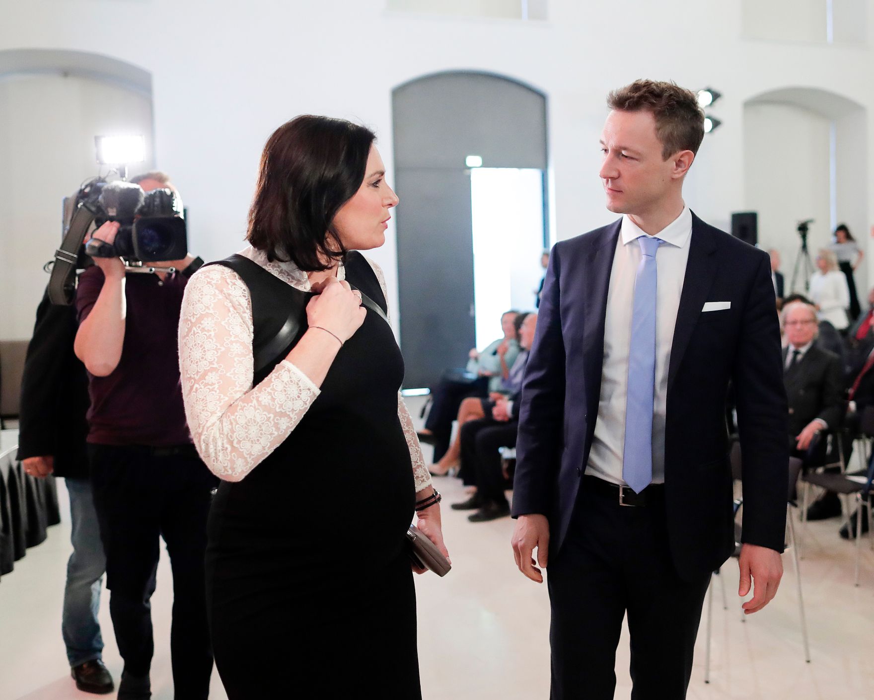 Am 9. Mai 2018 fand in der Akademie der Wissenschaften ein Gespr&auml;ch zu den vergangenen EU-Ratsvorsitzen und zum EU-Ratsvorsitz 2018 statt. Im Bild Bundesminister Gernot Bl&uuml;mel (r.) und Bundesministerin Elisabeth K&ouml;stinger (l.).