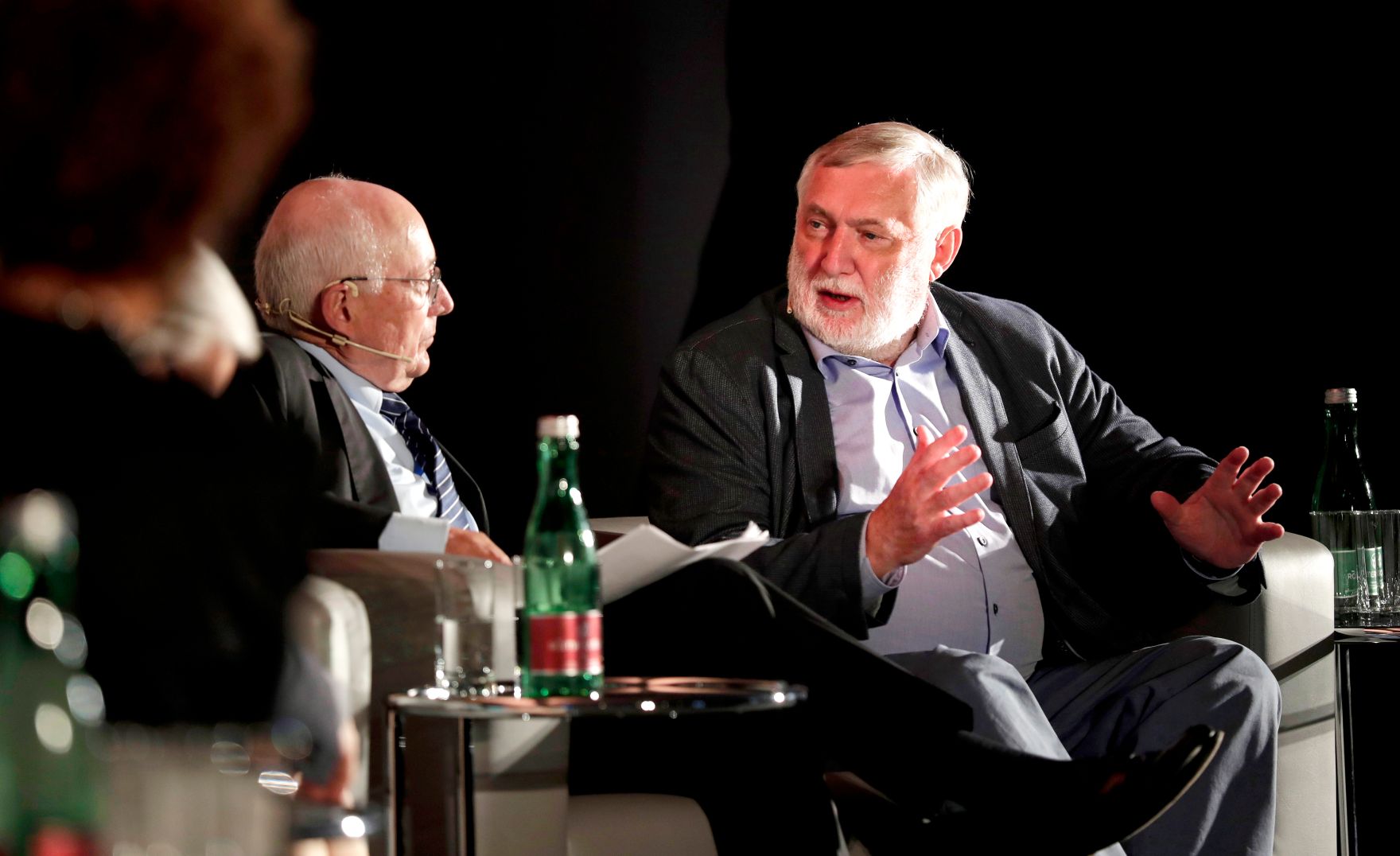 Am 9. Mai 2018 fand in der Akademie der Wissenschaften ein Gespr&auml;ch zu den vergangenen EU-Ratsvorsitzen und zum EU-Ratsvorsitz 2018 statt. Im Bild der ehemalige EU-Kommissar Franz Fischler (r.) und der Moderator Stefan Aust (2.v.l.).