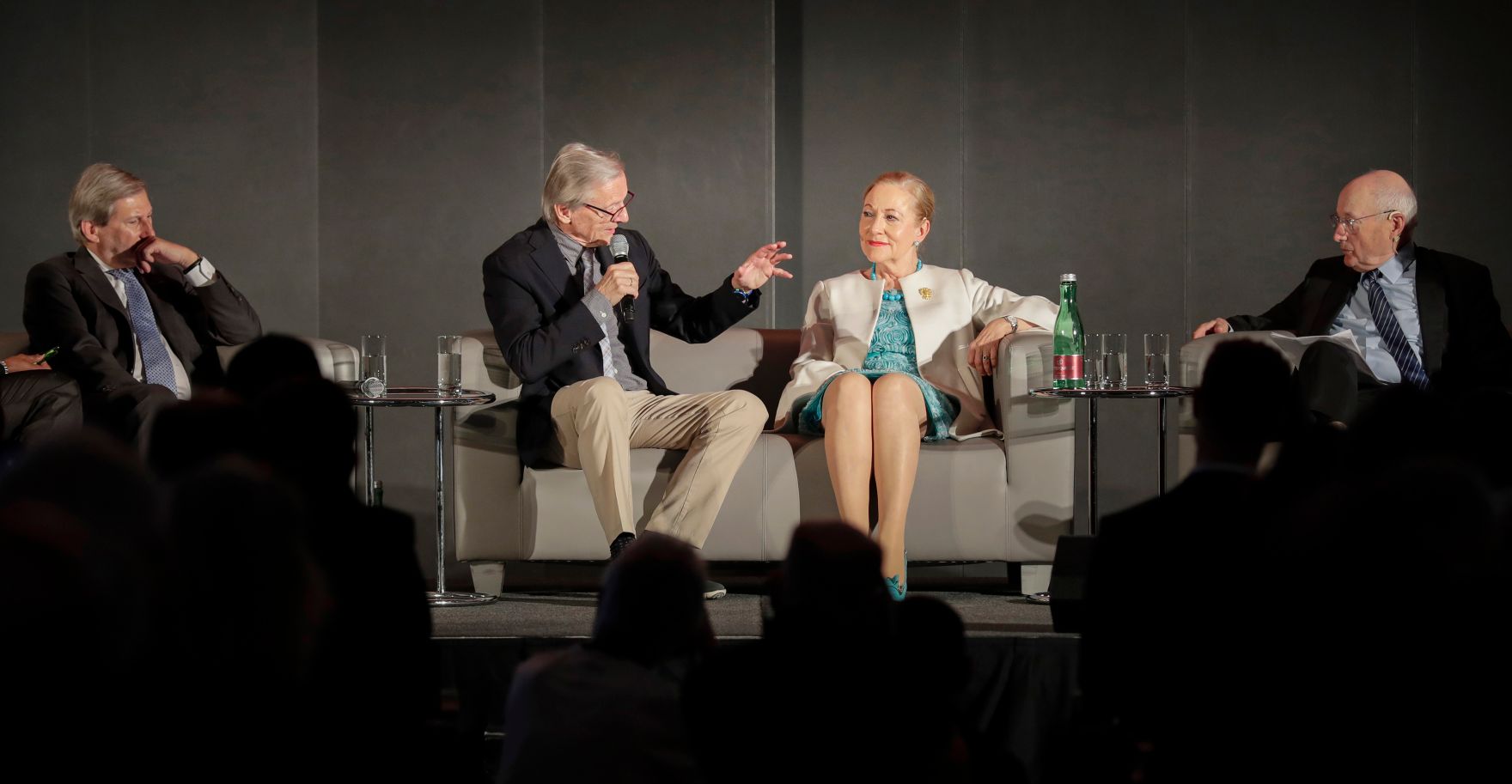 Am 9. Mai 2018 fand in der Akademie der Wissenschaften ein Gespr&auml;ch zu den vergangenen EU-Ratsvorsitzen und zum EU-Ratsvorsitz 2018 statt. Im Bild der EU-Kommissar Johannes Hahn (l.), der ehemalige Bundeskanzler Wolfgang Sch&uuml;ssel (2.v.l.), die ehemalige EU-Kommissarin Benita Ferrero-Waldner (2.v.r.) und der Moderator Stefan Aust (r.).