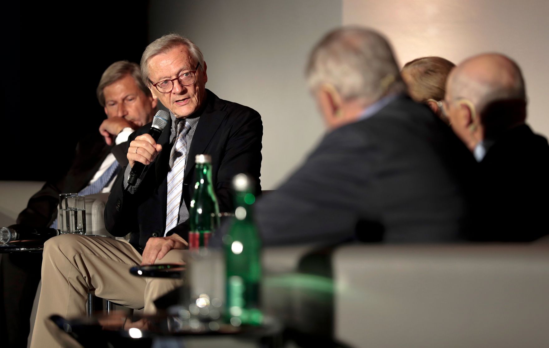 Am 9. Mai 2018 fand in der Akademie der Wissenschaften ein Gespr&auml;ch zu den vergangenen EU-Ratsvorsitzen und zum EU-Ratsvorsitz 2018 statt. Im Bild der EU-Kommissar Johannes Hahn (l.) und der ehemalige Bundeskanzler Wolfgang Sch&uuml;ssel (2.v.l.).