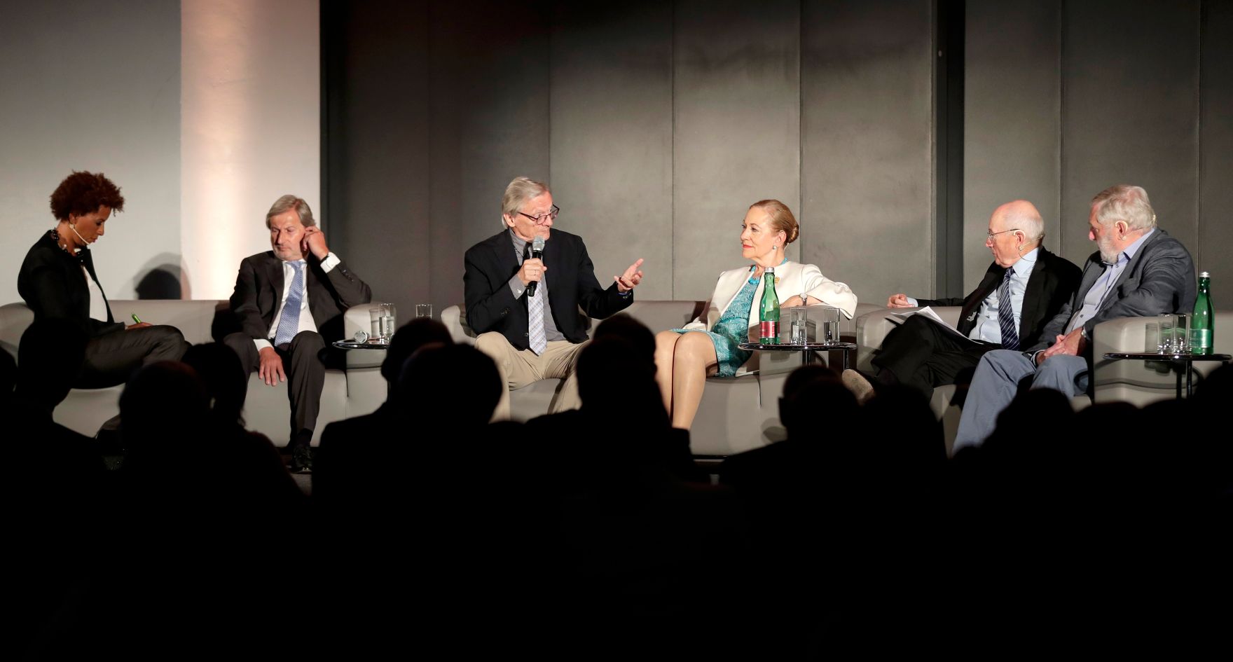 Am 9. Mai 2018 fand in der Akademie der Wissenschaften ein Gespr&auml;ch zu den vergangenen EU-Ratsvorsitzen und zum EU-Ratsvorsitz 2018 statt. Im Bild der EU-Kommissar Johannes Hahn (2.v.l.), der ehemalige Bundeskanzler Wolfgang Sch&uuml;ssel (3.v.l.), die ehemalige EU-Kommissarin Benita Ferrero-Waldner (3.v.r.), die Moderatorin Arabella Kiesbauer (l.), der Moderator Stefan Aust (2.v.r.) und der ehemalige EU-Kommissar Franz Fischler (r.).