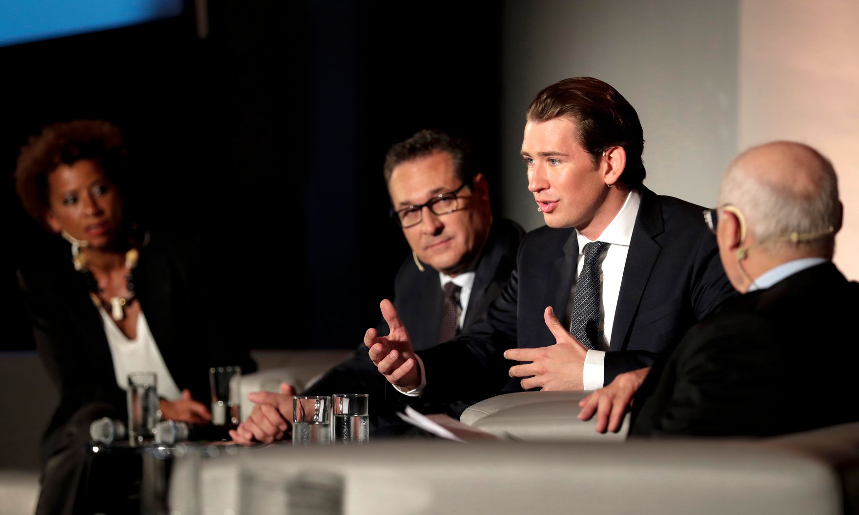 Am 9. Mai 2018 fand in der Akademie der Wissenschaften ein Gespr&auml;ch zu den vergangenen EU-Ratsvorsitzen und zum EU-Ratsvorsitz 2018 statt. Im Bild Bundeskanzler Sebastian Kurz (2.v.r.), Vizekanzler Heinz-Christian Strache (2.v.l.) und die Moderatorin Arabella Kiesbauer (l.).