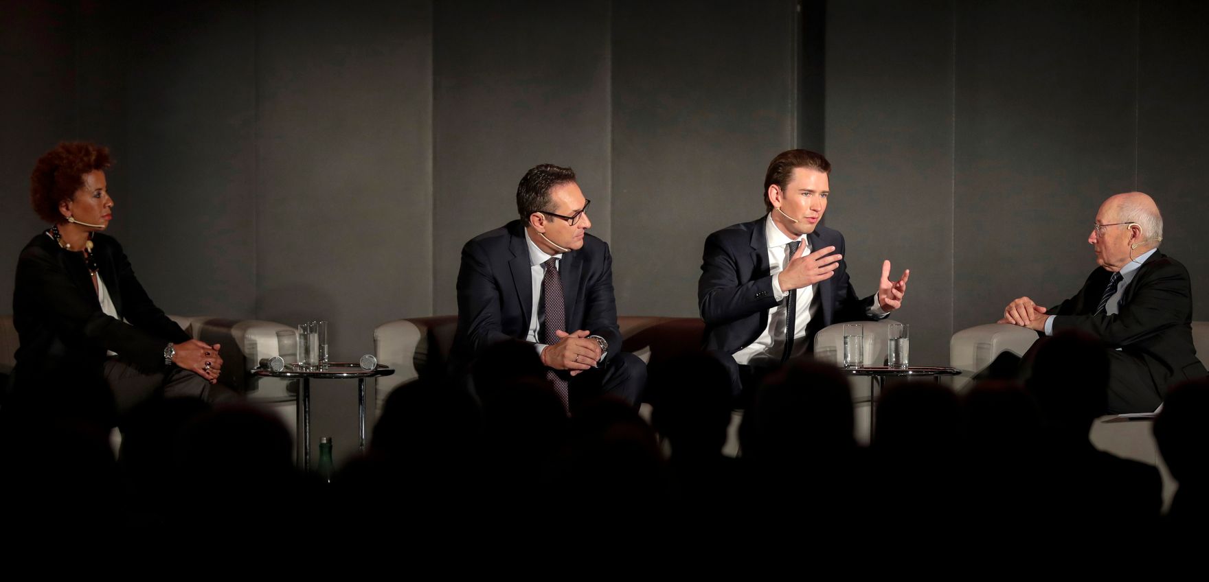 Am 9. Mai 2018 fand in der Akademie der Wissenschaften ein Gespr&auml;ch zu den vergangenen EU-Ratsvorsitzen und zum EU-Ratsvorsitz 2018 statt. Im Bild Bundeskanzler Sebastian Kurz (2.v.r.), Vizekanzler Heinz-Christian Strache (2.v.l.), die Moderatorin Arabella Kiesbauer (l.) und der Moderator Stefan Aust (r.).