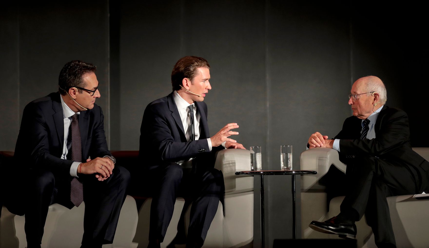 Am 9. Mai 2018 fand in der Akademie der Wissenschaften ein Gespr&auml;ch zu den vergangenen EU-Ratsvorsitzen und zum EU-Ratsvorsitz 2018 statt. Im Bild Bundeskanzler Sebastian Kurz (m.), Vizekanzler Heinz-Christian Strache (l.) und der Moderator Stefan Aust (r.).