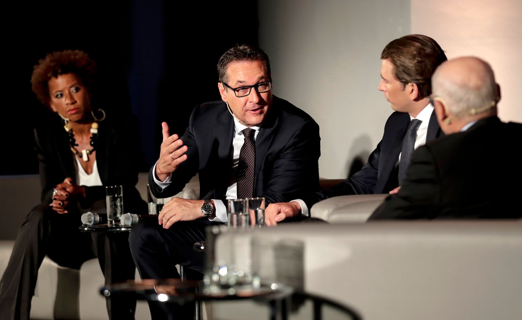 Am 9. Mai 2018 fand in der Akademie der Wissenschaften ein Gespr&auml;ch zu den vergangenen EU-Ratsvorsitzen und zum EU-Ratsvorsitz 2018 statt. Im Bild Bundeskanzler Sebastian Kurz (2.v.r.), Vizekanzler Heinz-Christian Strache (2.v.l.) und die Moderatorin Arabella Kiesbauer (l.).