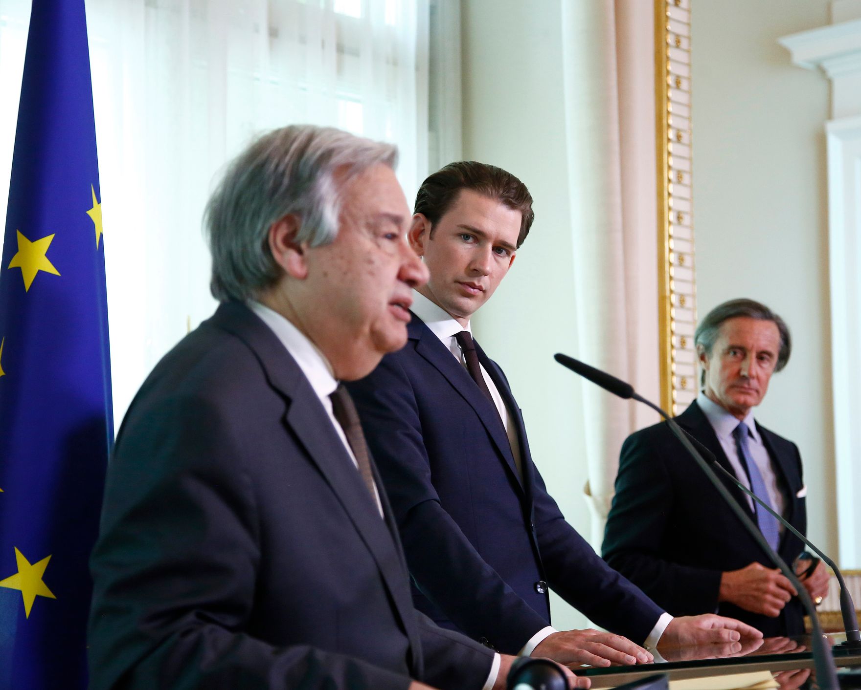 Am 14. Mai 2018 empfing Bundeskanzler Sebastian Kurz (m.) den Generalsekret&auml;r der Vereinten Nationen Ant&oacute;nio Manuel de Oliveira Guterres (l.) im Bundeskanzleramt. Im Bild bei der Pressekonferenz mit Regierungssprecher Peter Launsky-Tieffenthal (r.).