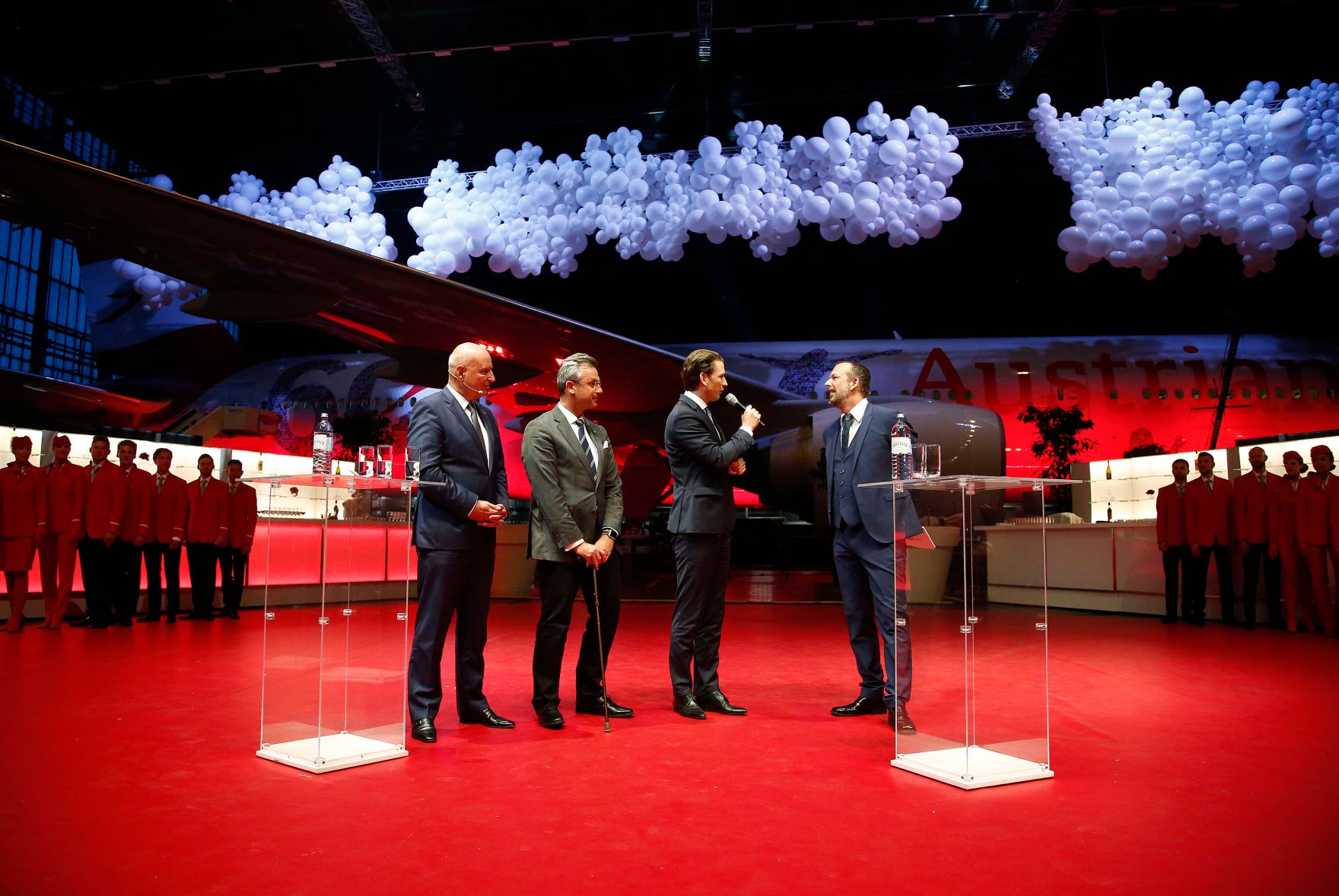 Am 15. Mai 2018 nahm Bundeskanzler Sebastian Kurz (2.v.r.) am Festakt &quot;60 Jahre Austrian Airlines&quot; teil. Im Bild mit Bundesminister Norbert Hofer (2.v.l.), Austrian Airlines CEO Kay Kratky (l.) und Moderator Robert Kratky (r.).