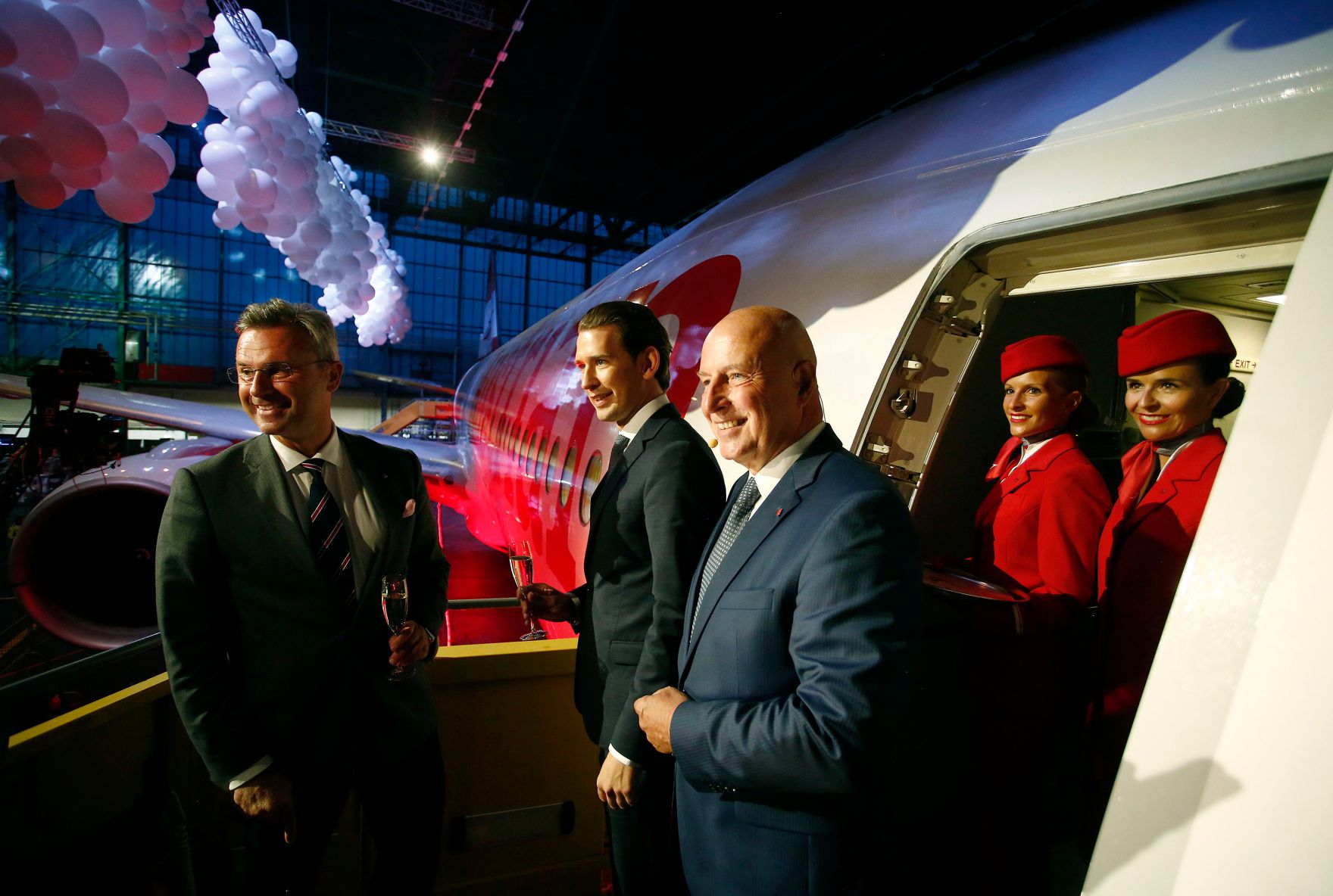 Am 15. Mai 2018 nahm Bundeskanzler Sebastian Kurz (2.v.l.) am Festakt &quot;60 Jahre Austrian Airlines&quot; teil. Im Bild mit Bundesminister Norbert Hofer (l.) und Austrian Airlines CEO Kay Kratky (3.v.r.).