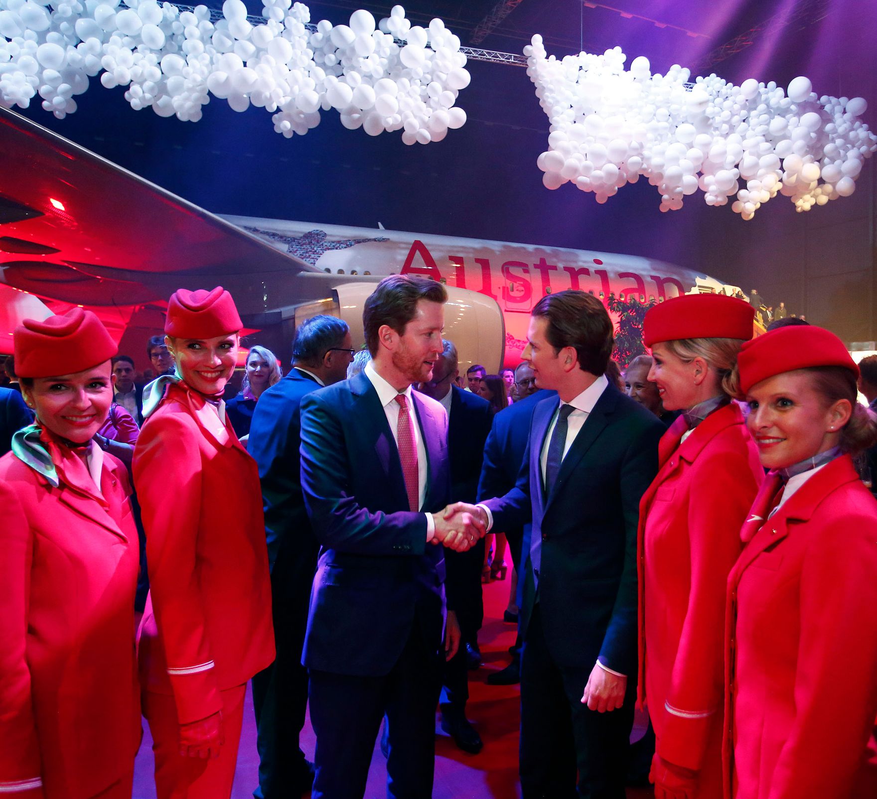 Am 15. Mai 2018 nahm Bundeskanzler Sebastian Kurz (m.r.) am Festakt &quot;60 Jahre Austrian Airlines&quot; teil. Im Bild mit Moderator Robert Kratky (m.l.).