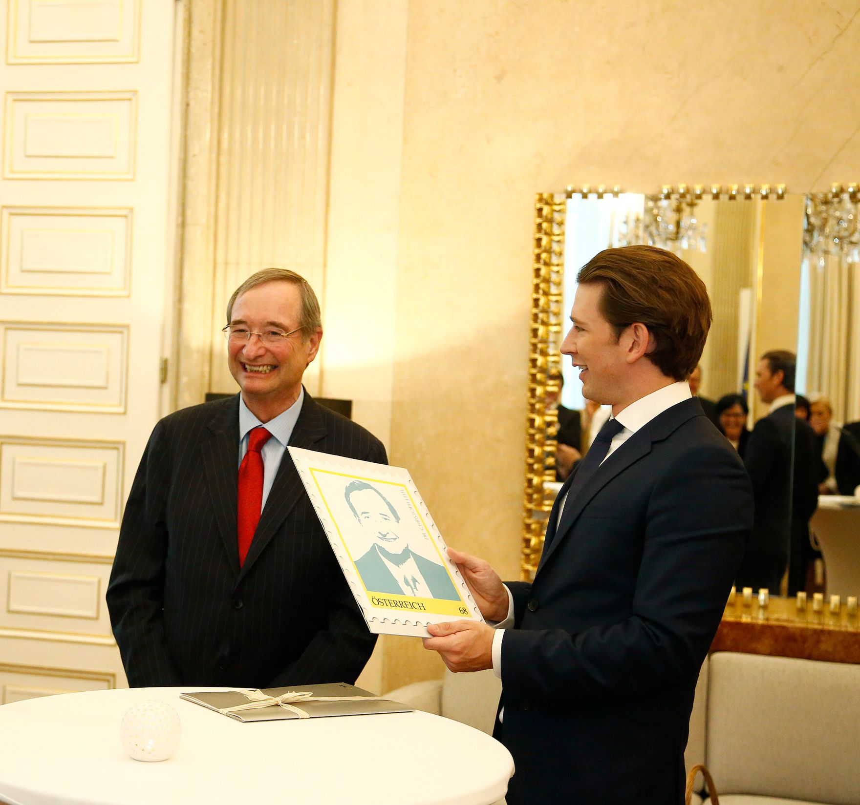 Am 24. Mai 2018 verabschiedete Bundeskanzler Sebastian Kurz (r.) den ehemaligen Pr&auml;sidenten der Wirtschaftskammer &Ouml;sterreichs Christoph Leitl (l.) von seinem Amt.