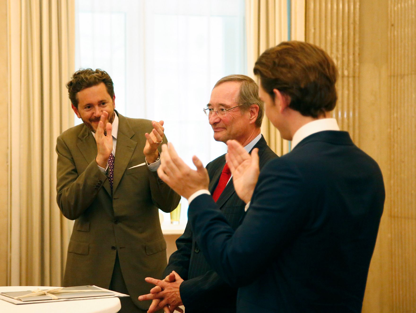 Am 24. Mai 2018 verabschiedete Bundeskanzler Sebastian Kurz (r.) den ehemaligen Pr&auml;sidenten der Wirtschaftskammer &Ouml;sterreichs Christoph Leitl (m.) von seinem Amt. Im Bild mit seinem Nachfolger Harald Mahrer (l.).